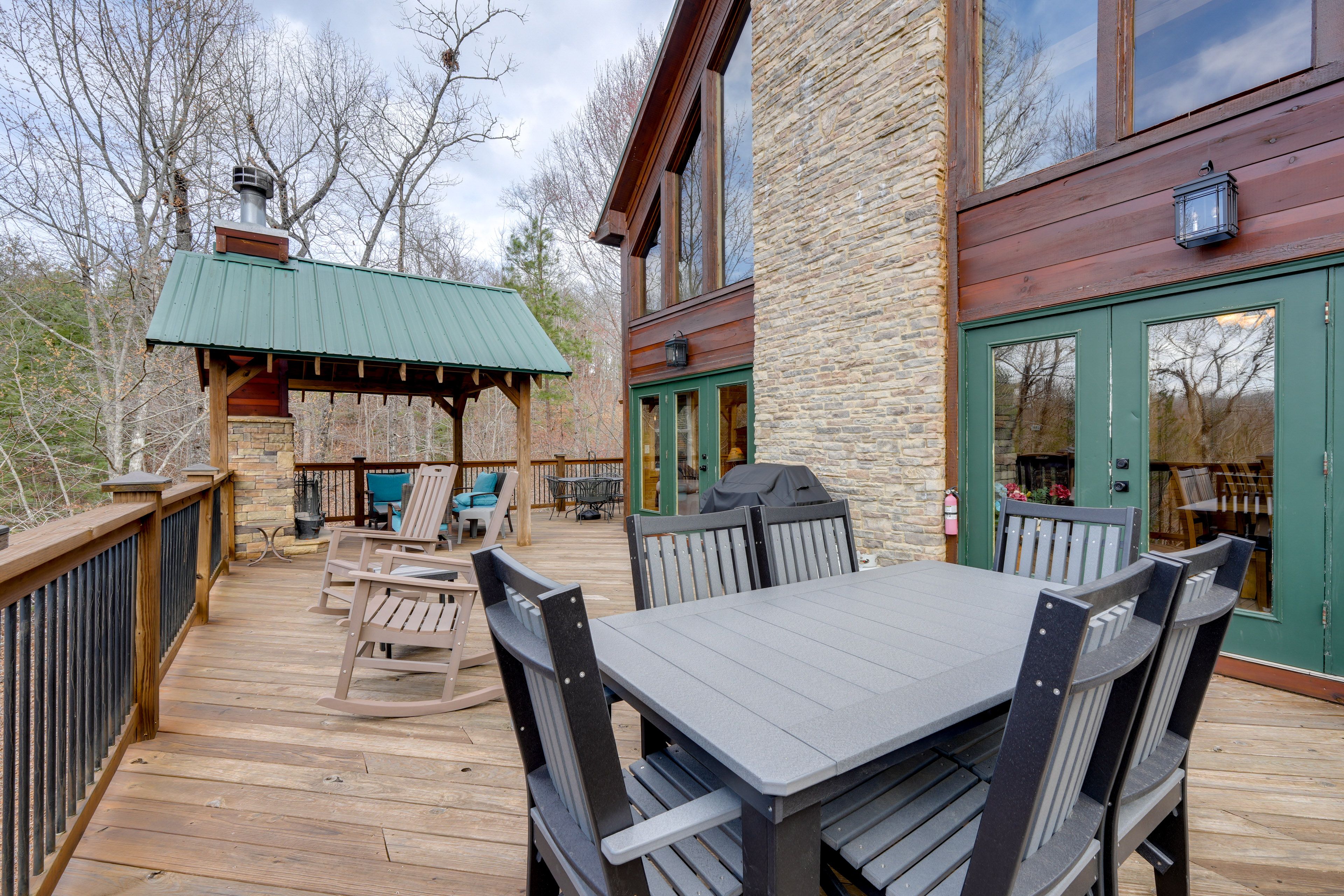 Upper Deck | Outdoor Dining | Gas Grill | Outdoor Fireplace