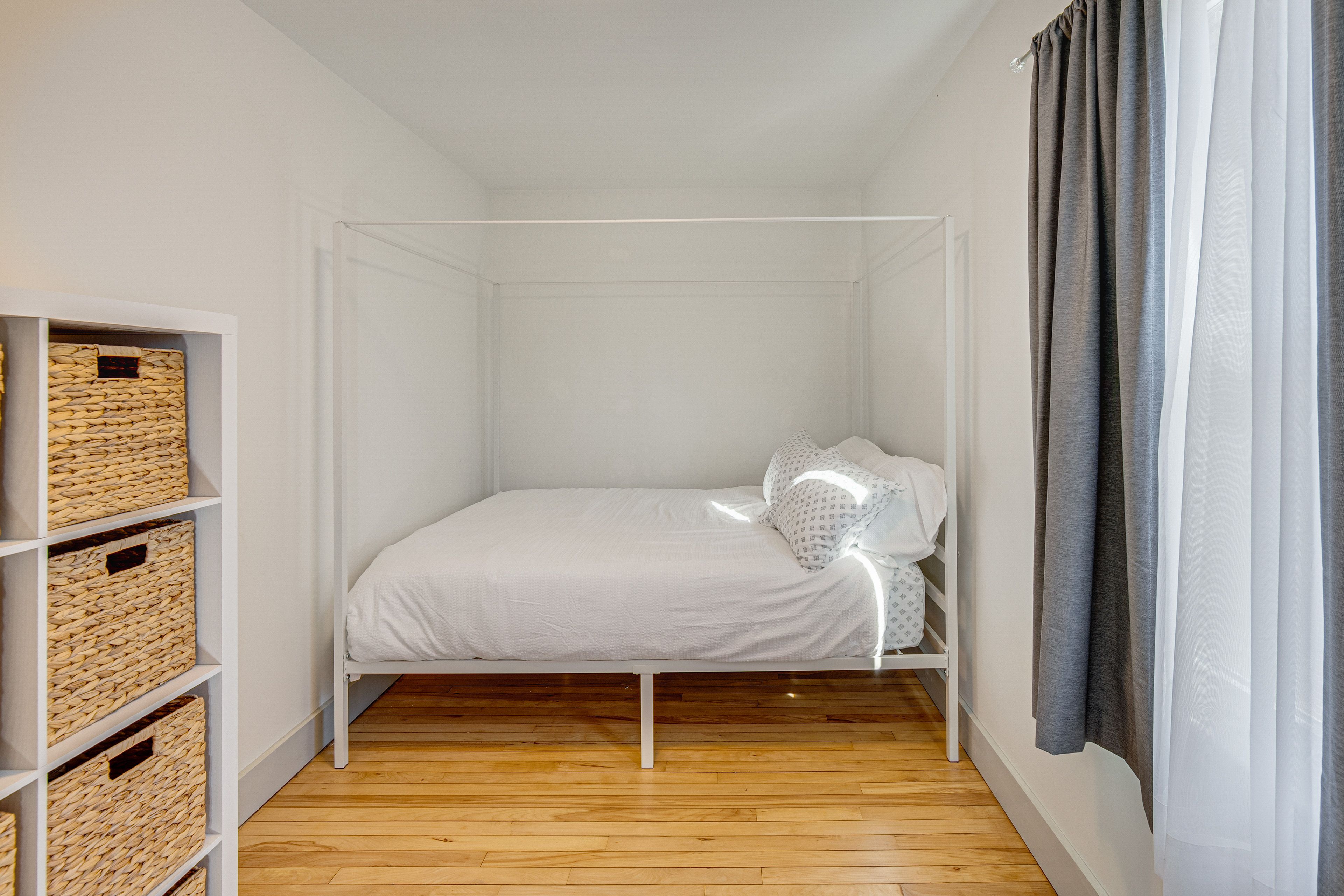 Bedroom 1 | Queen Bed