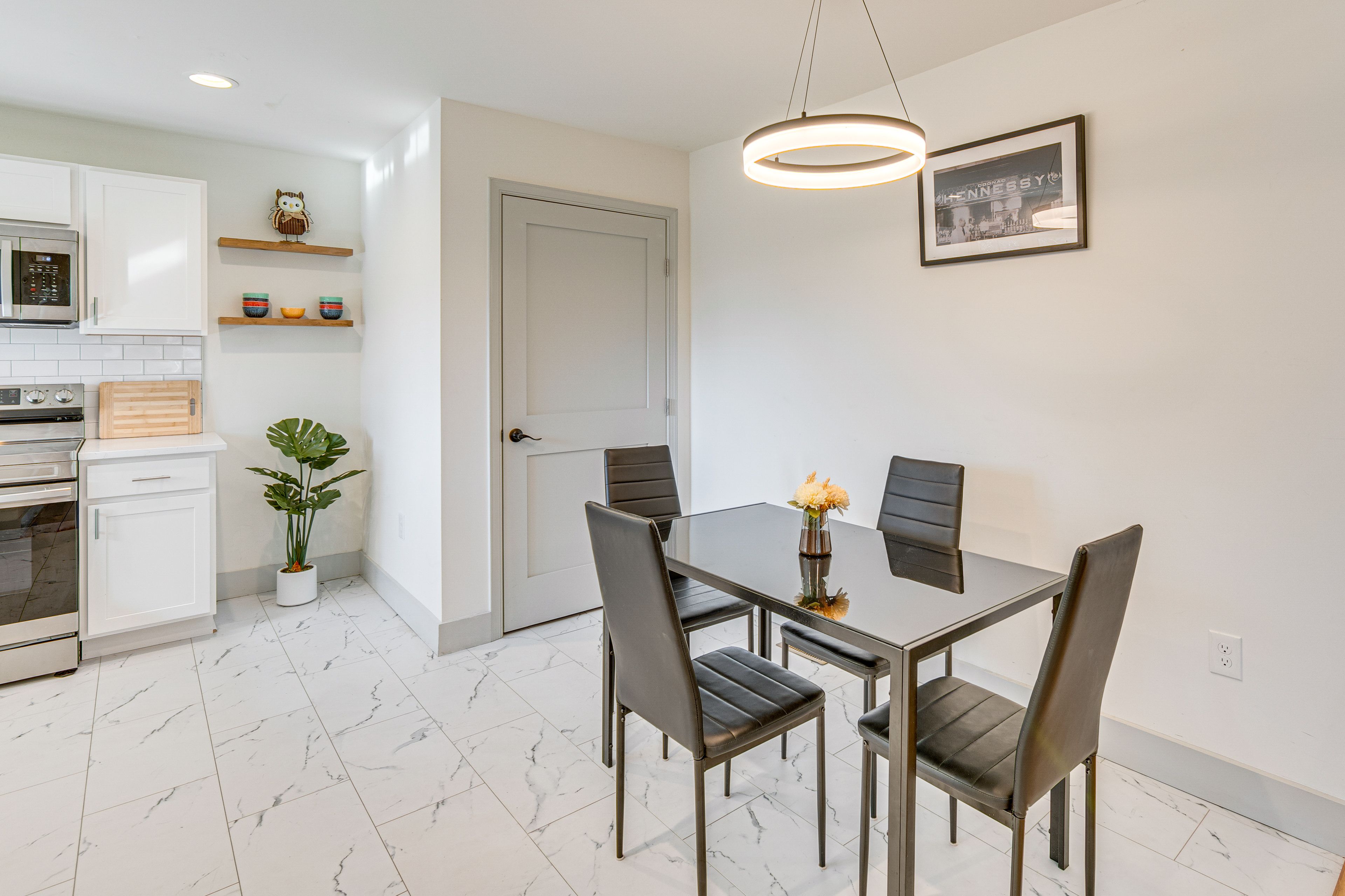 Dining Area & Kitchen