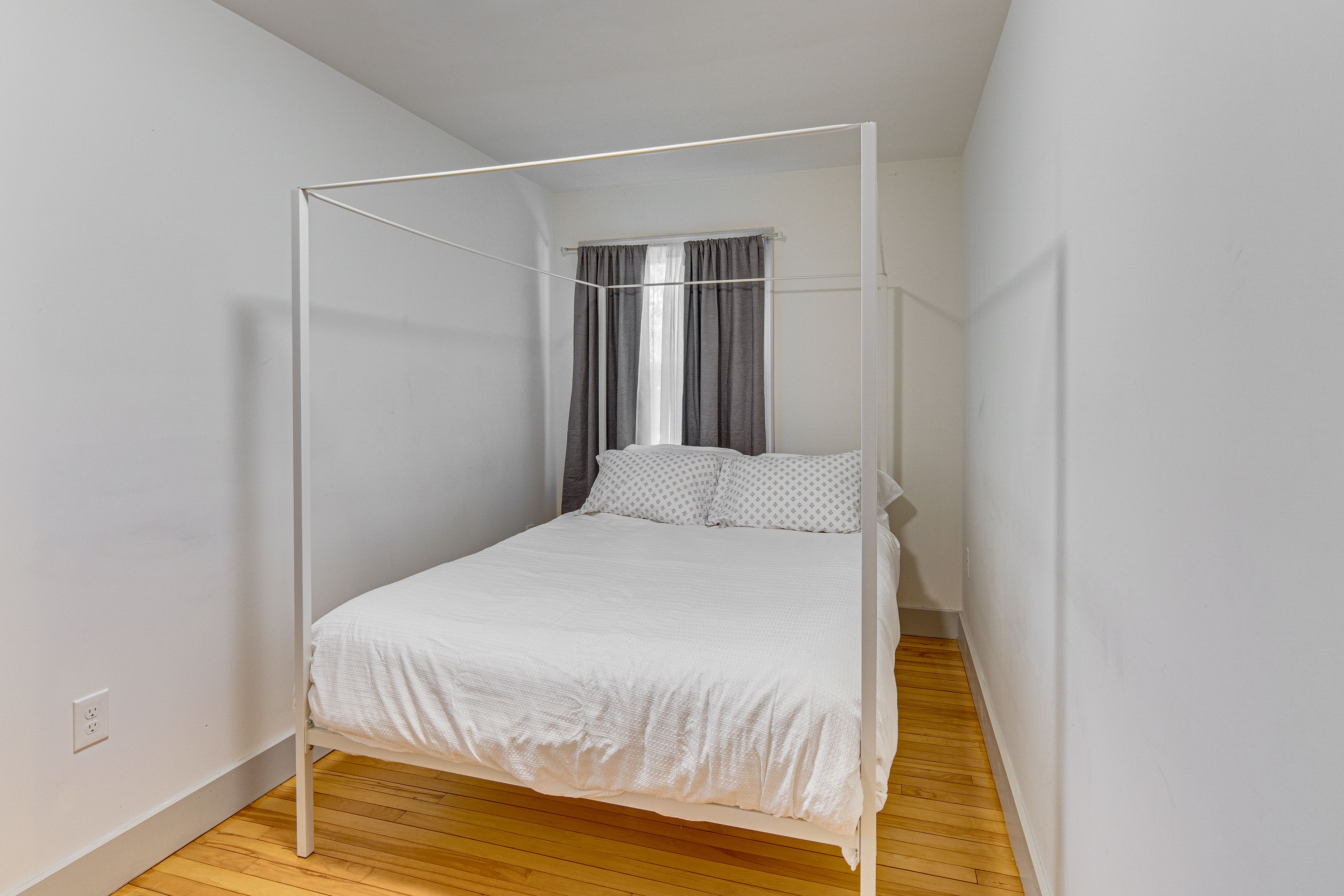 Bedroom 3 | Queen Bed