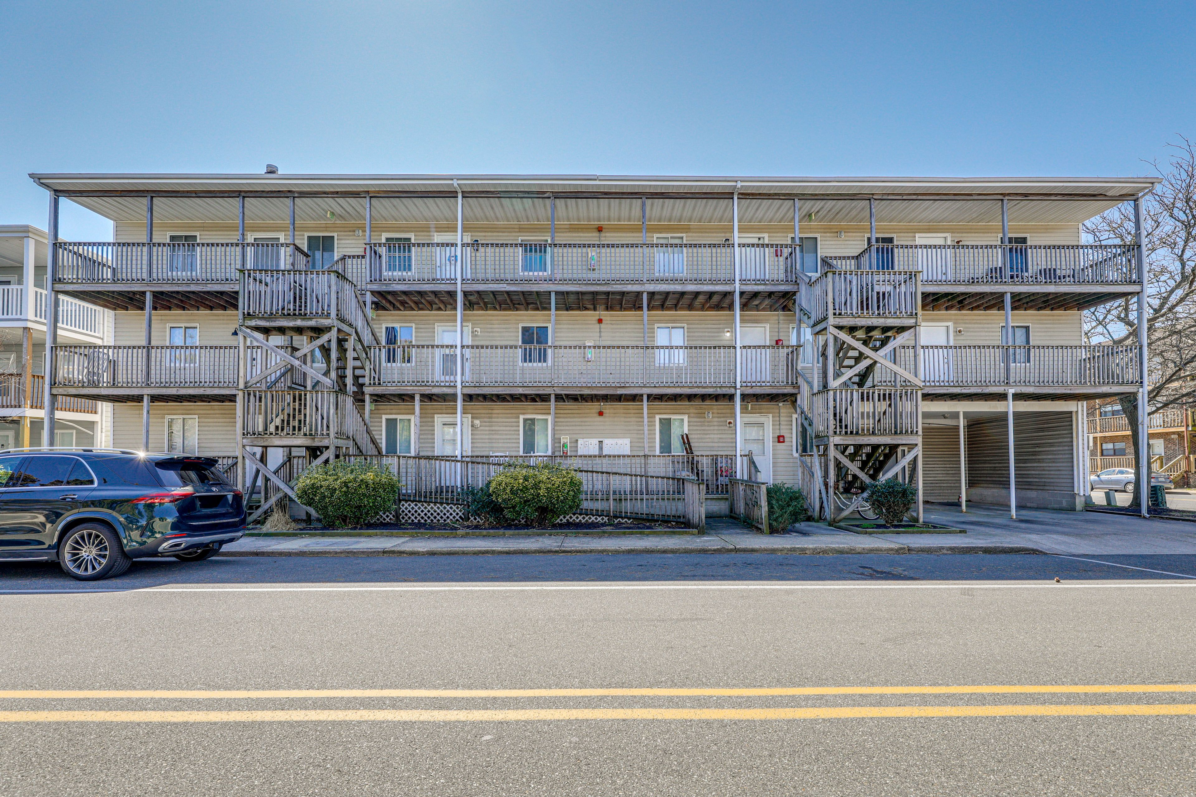 Street Parking | 1 Vehicle | First-Come, First-Served