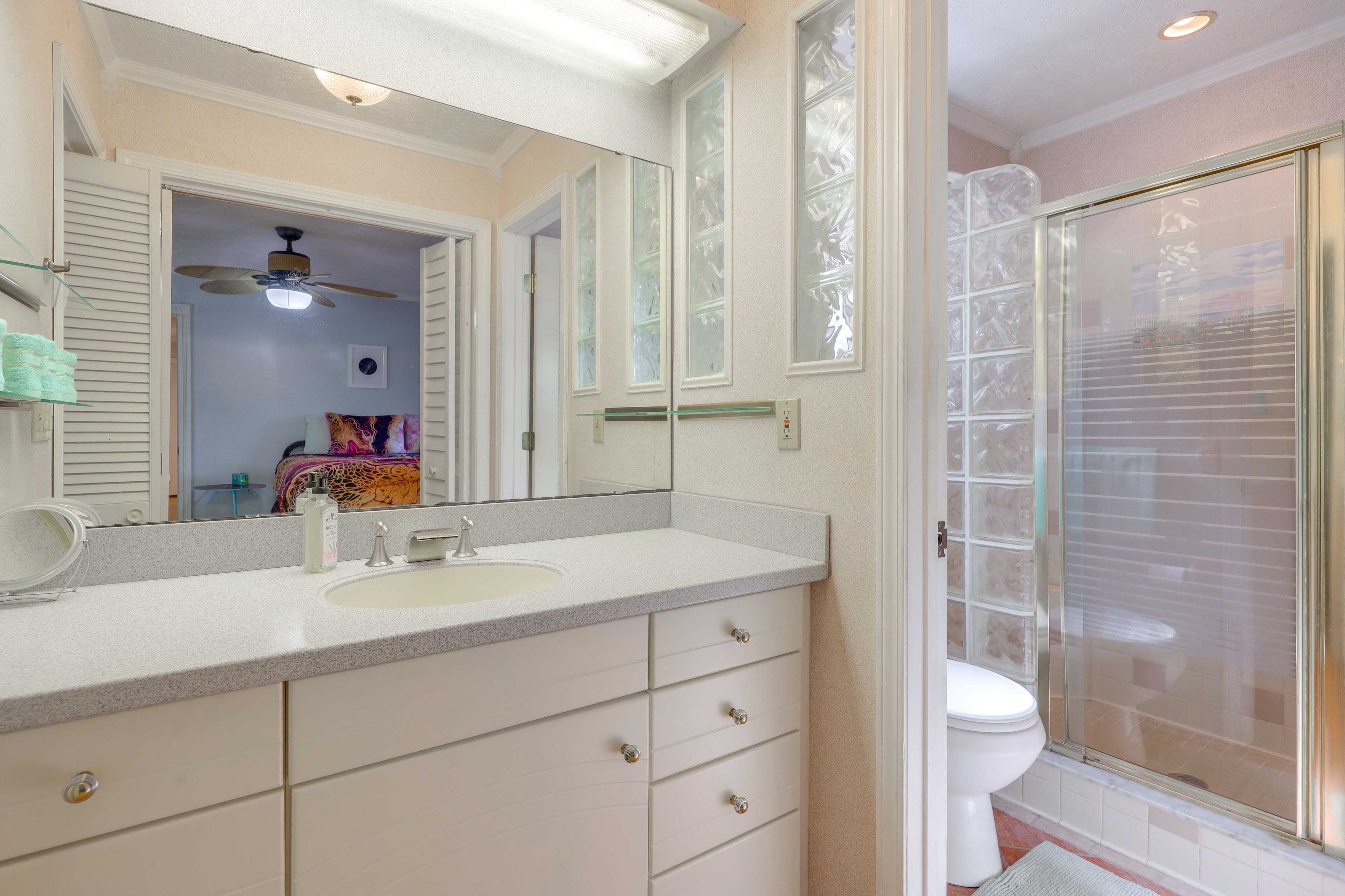 Full Bathroom | Towels Provided