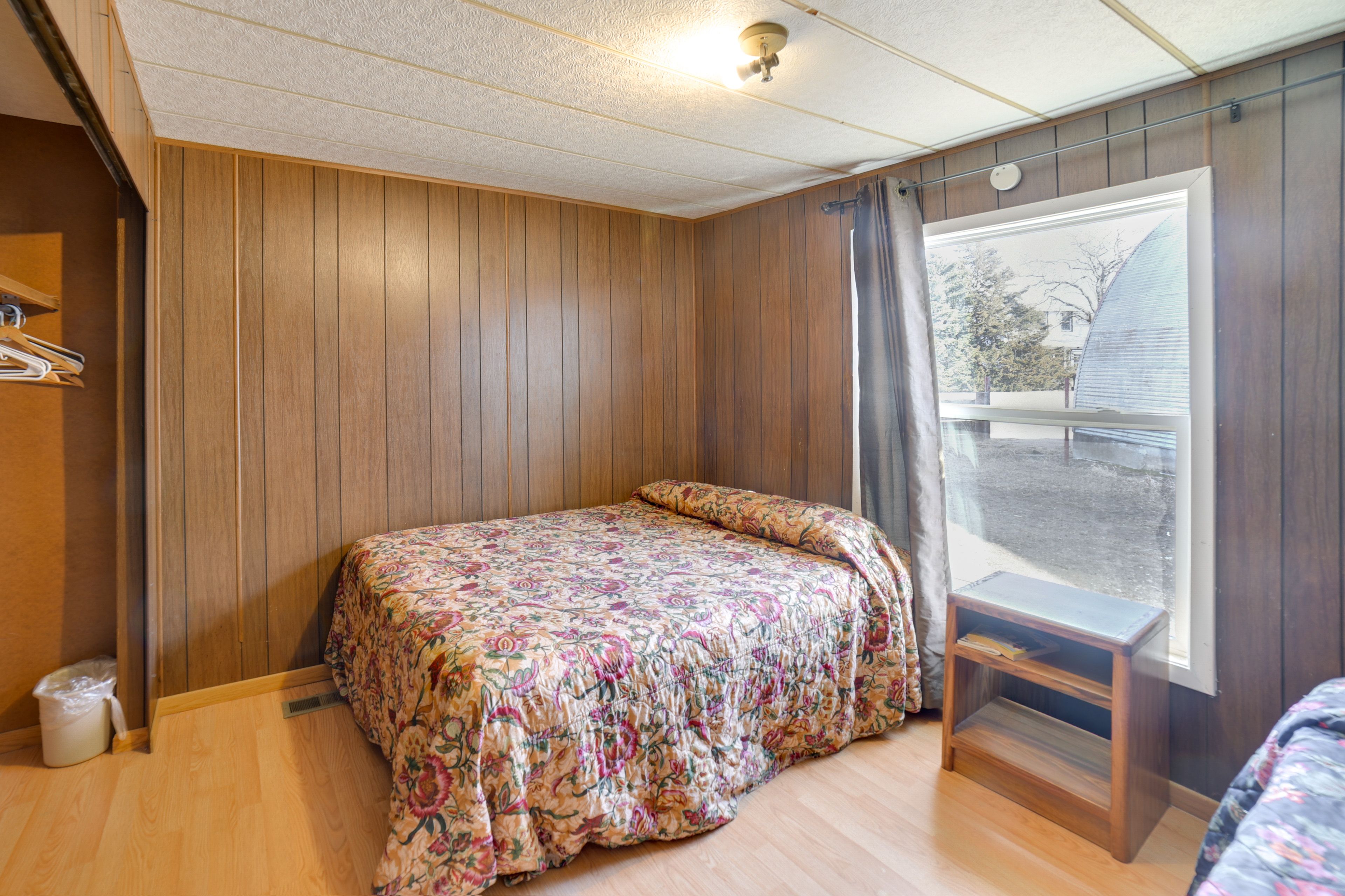 Bedroom 1 | Queen Bed | Full Bed