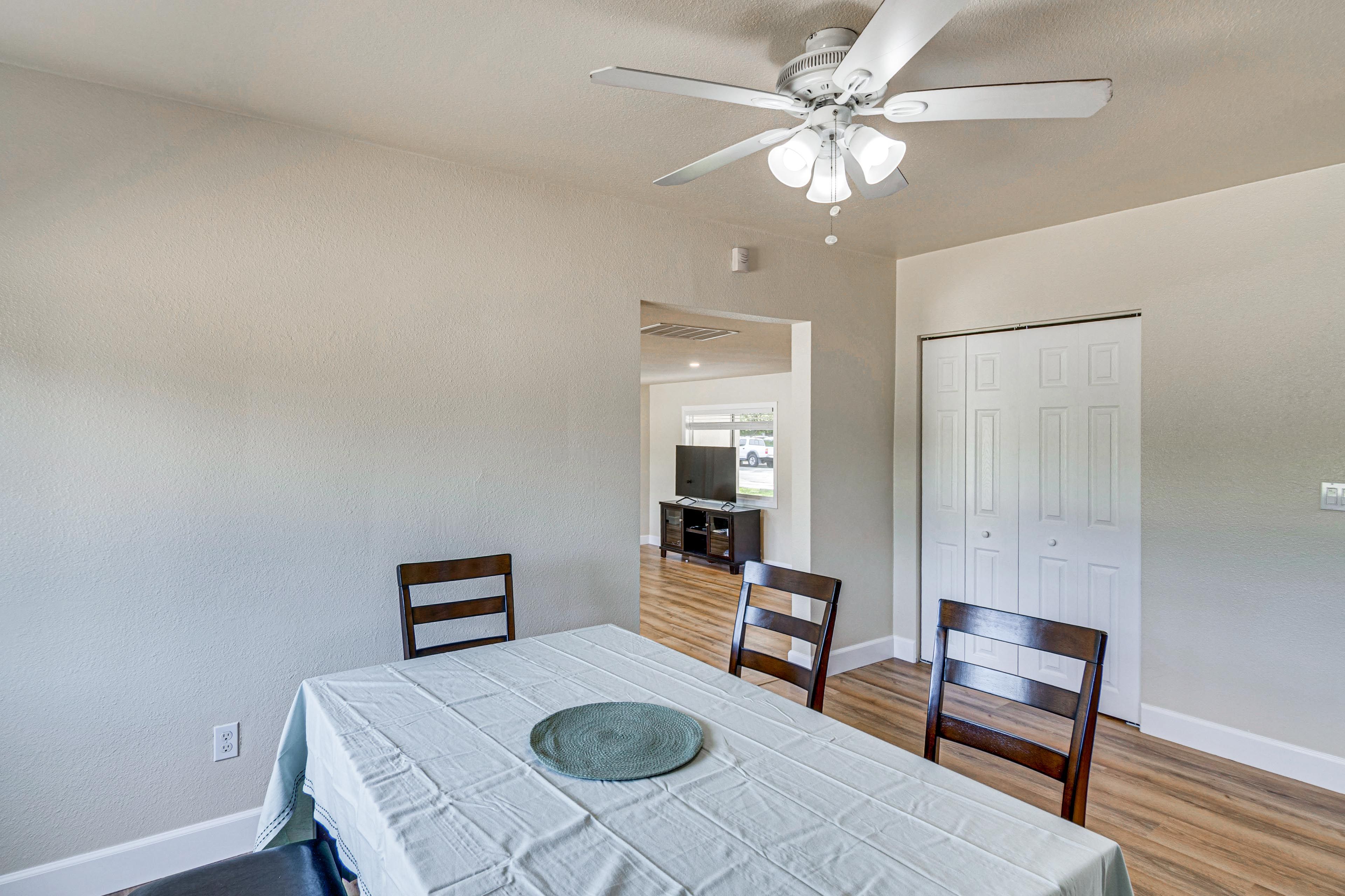 Dining Area | Dishware/Flatware Provided