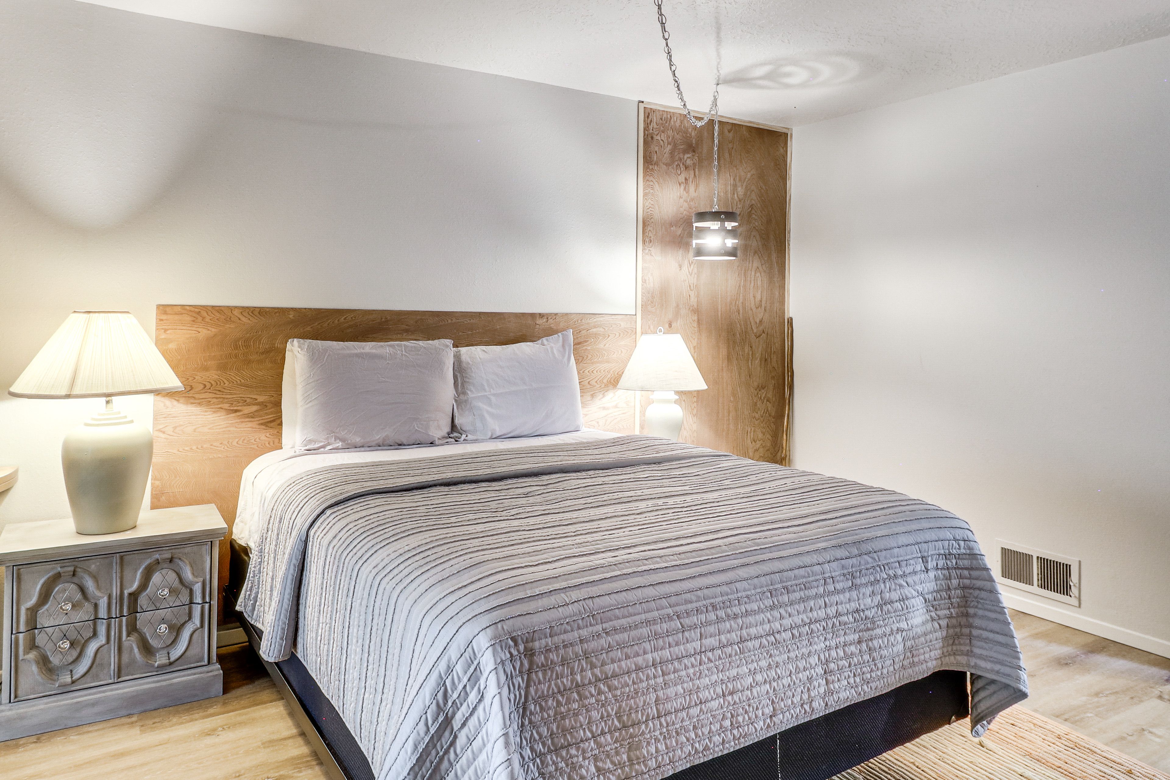 Bedroom 1 | Queen Bed