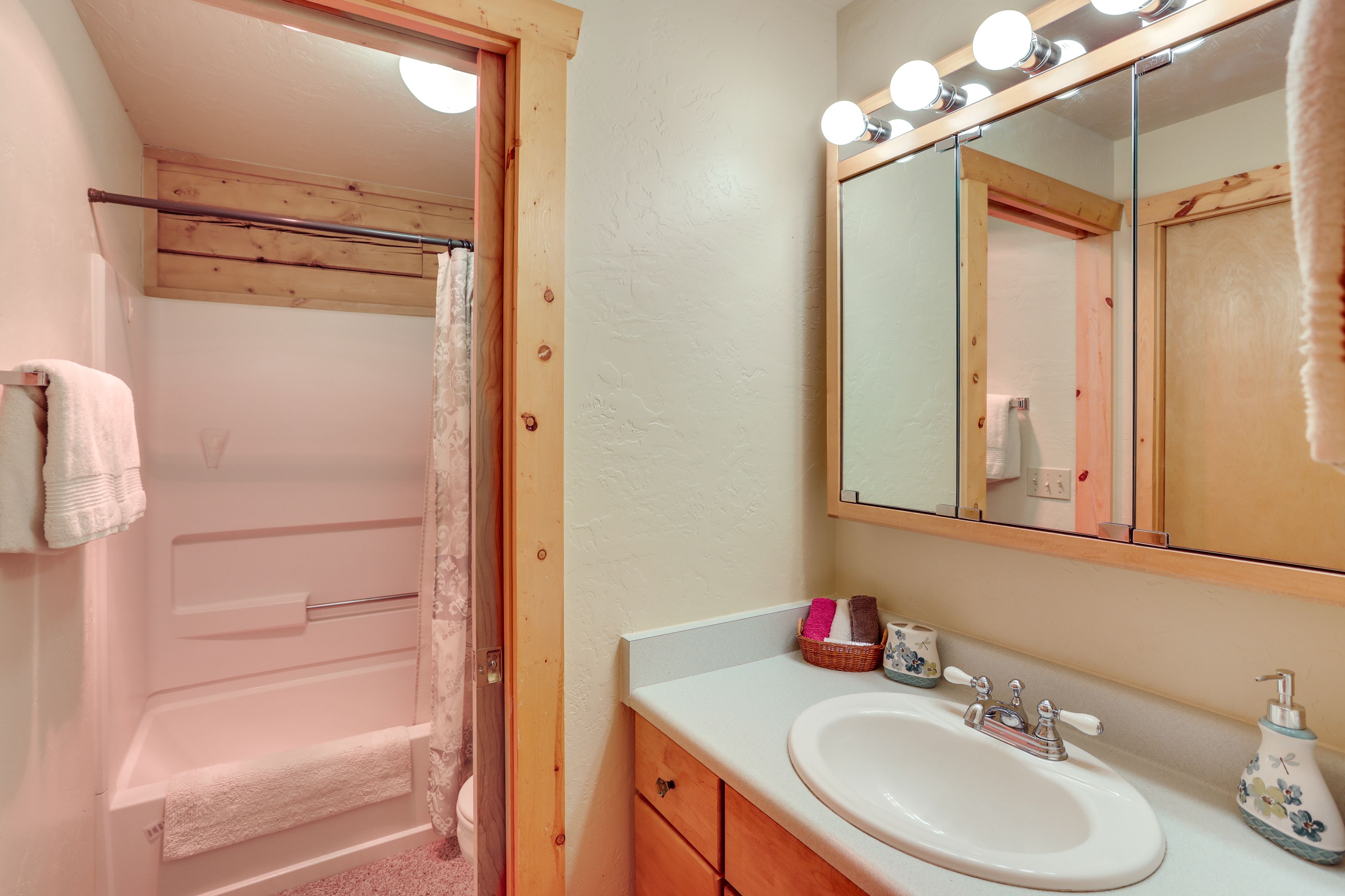 Full Bathroom | 1st Floor | Towels & Linens Provided