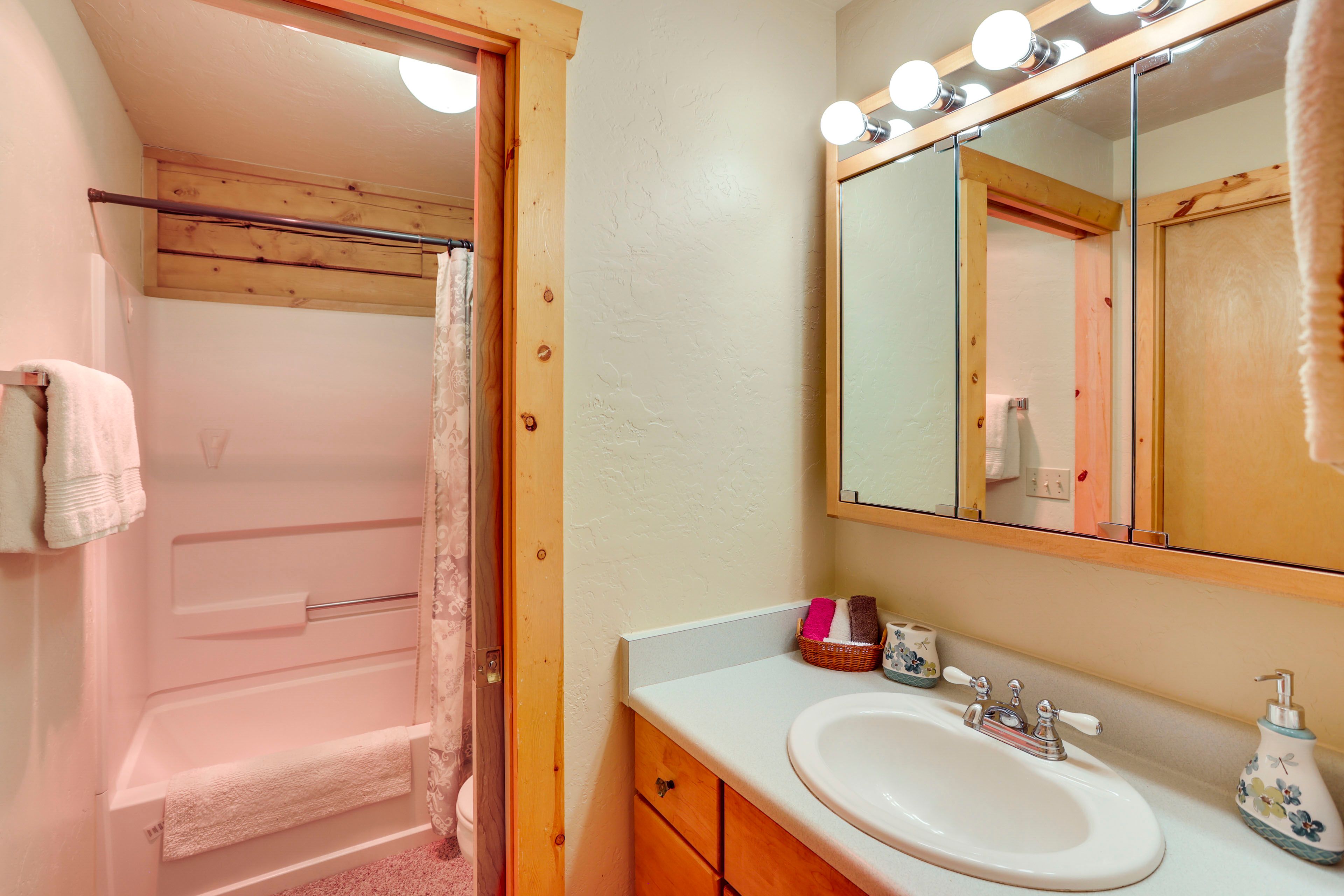 Full Bathroom | 1st Floor | Towels & Linens Provided