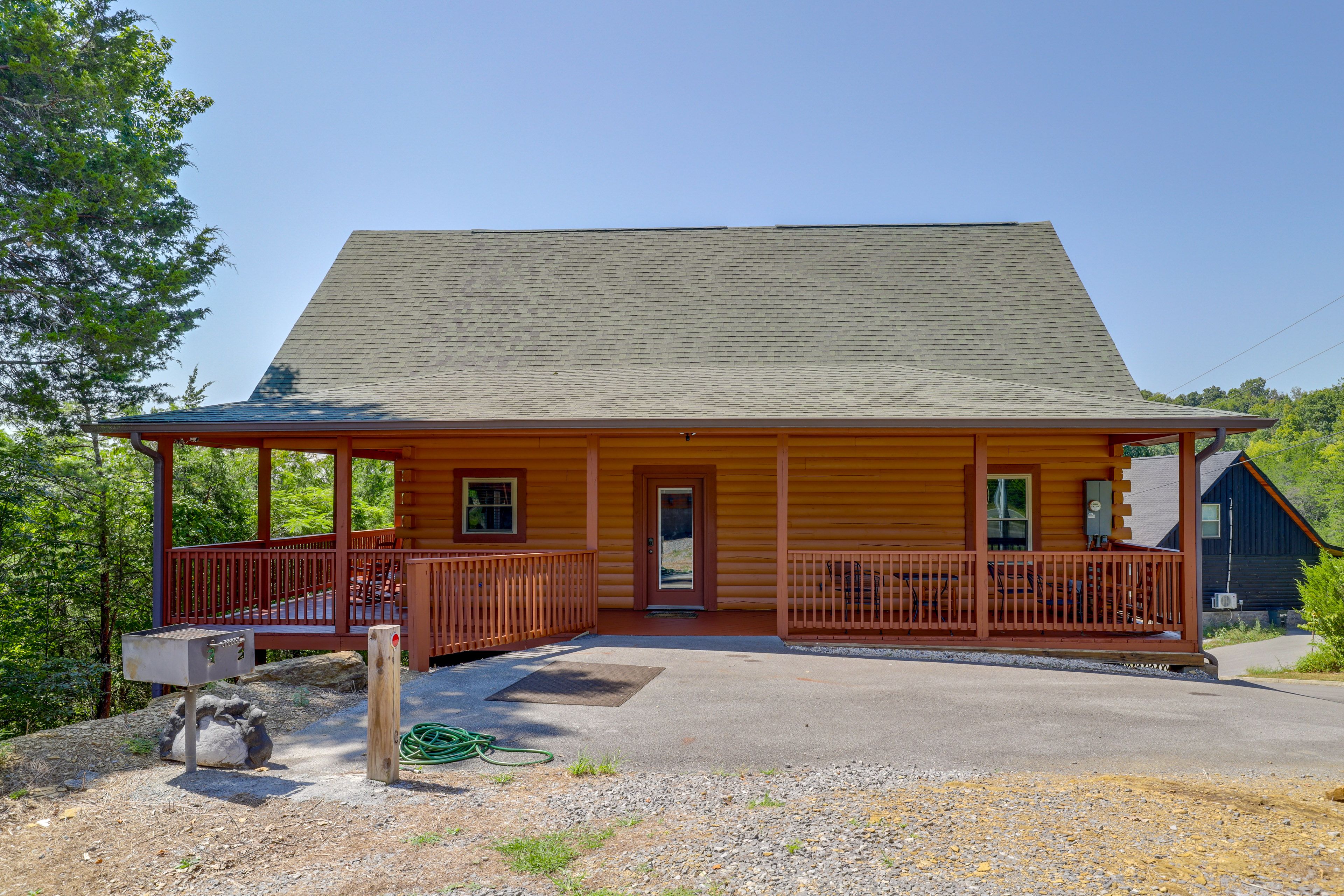 Parking | Driveway (4 Vehicles) | RV/Trailer Parking Available