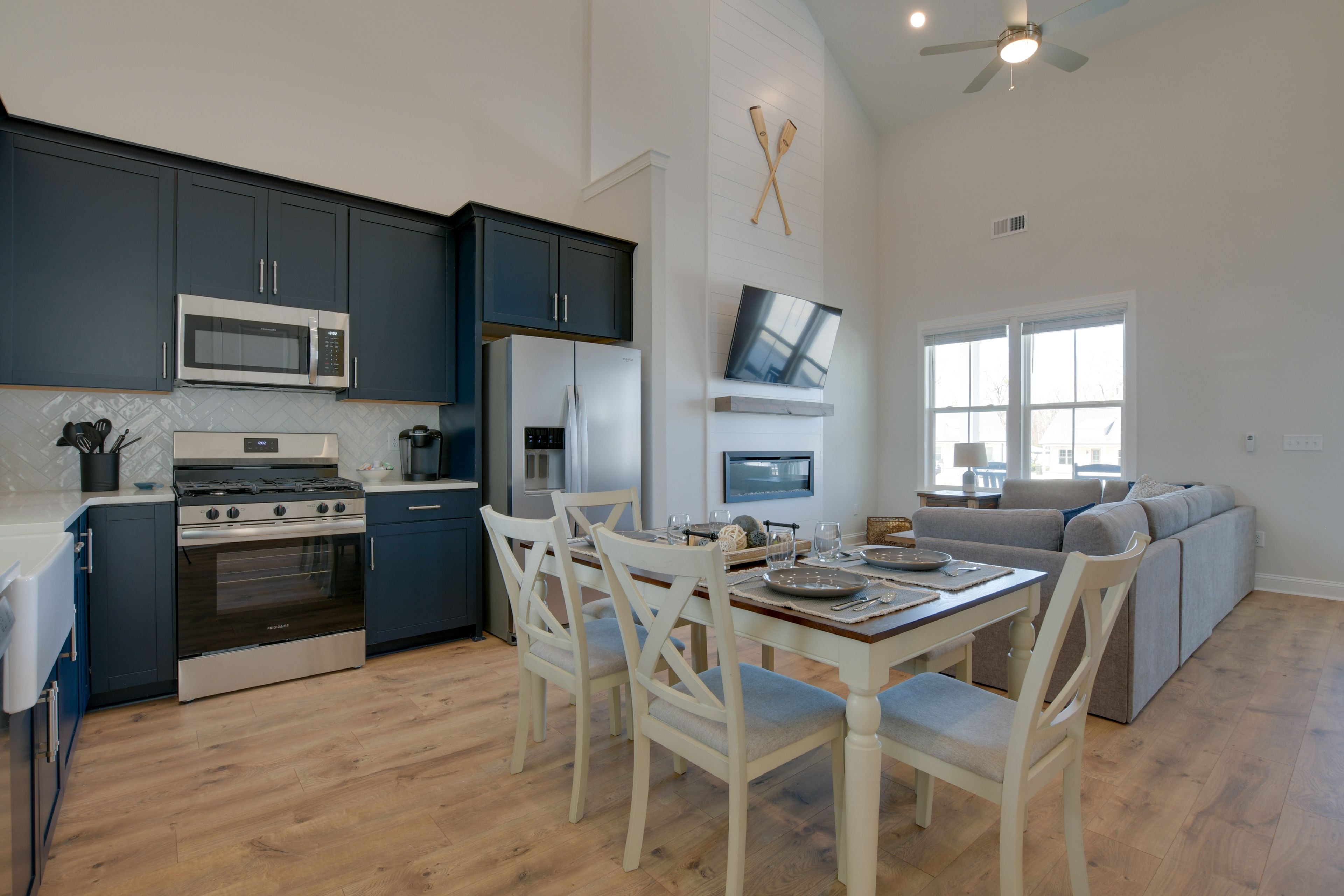 Dining Area | Dishware/Flatware Provided | 1st Floor