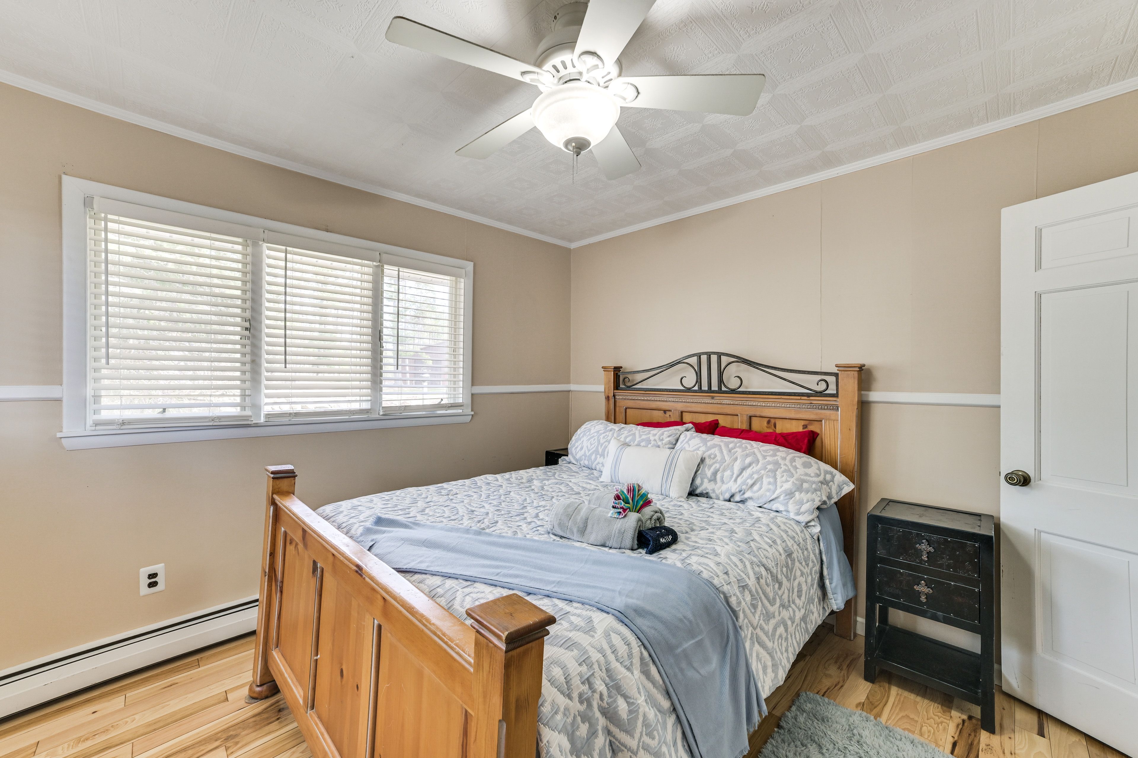 Bedroom 2 | Queen Bed | 1st Floor