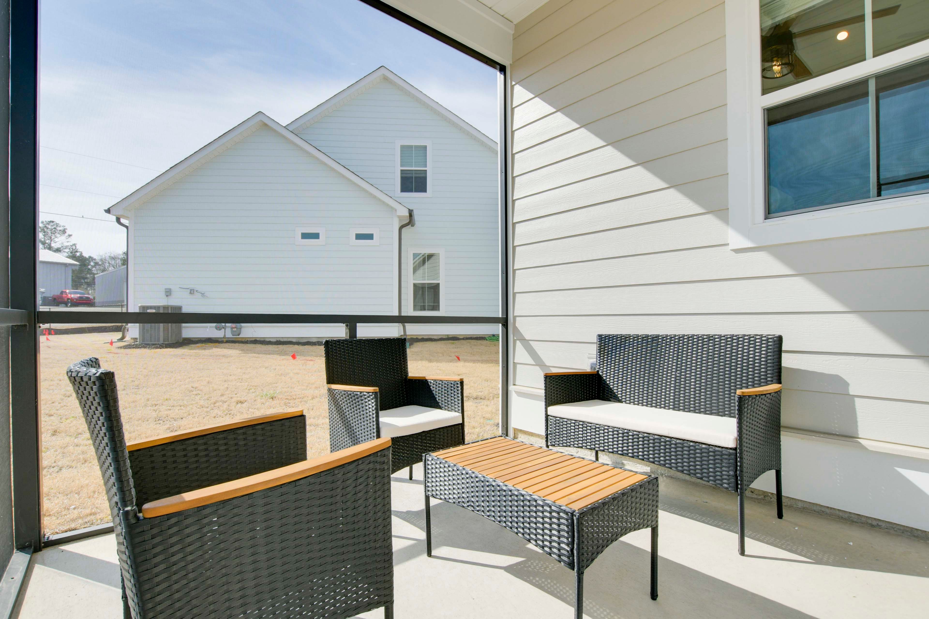 Screened-In Patio | Gas Grill | Fire Table