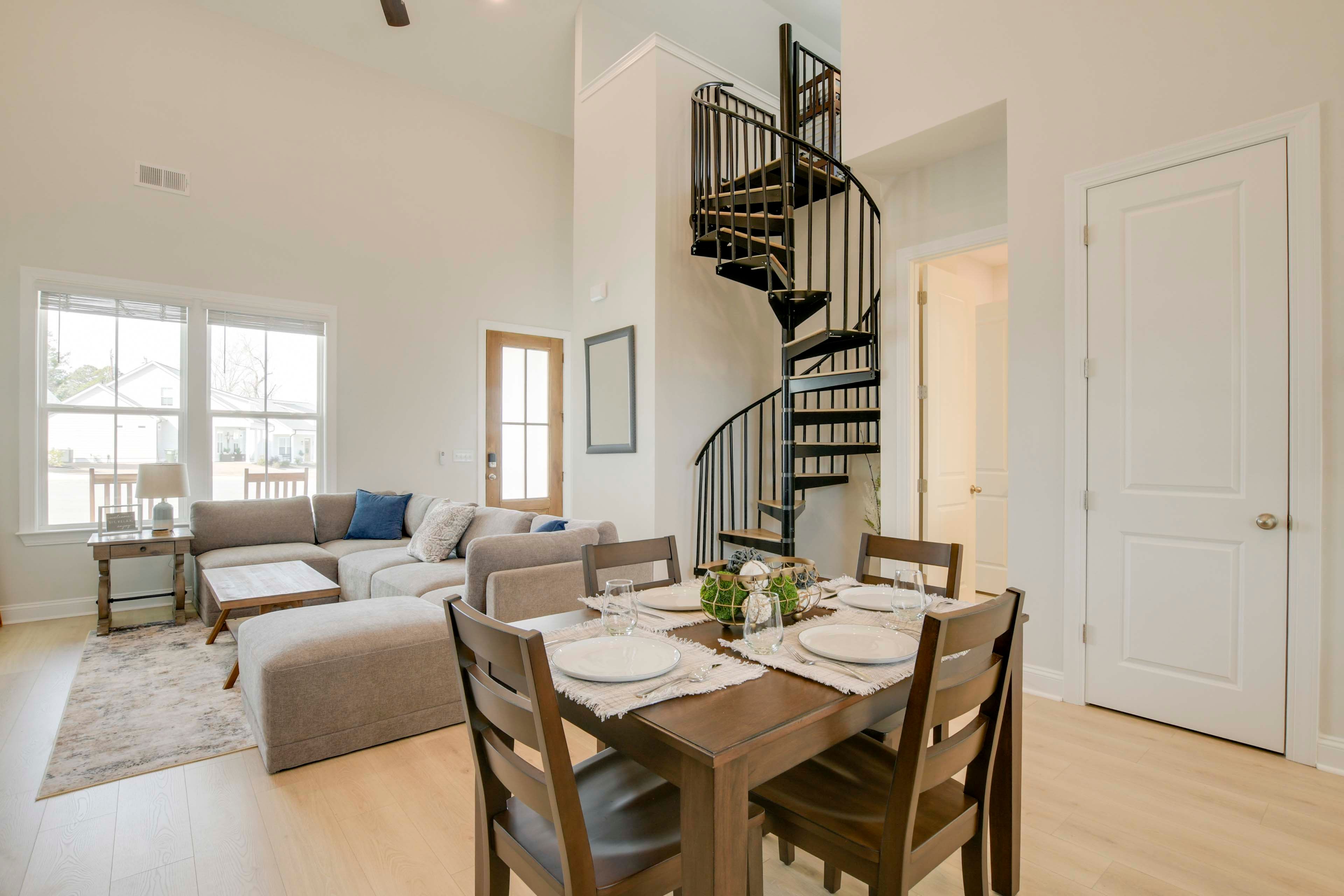 Dining Area | Dishware/Flatware Provided | 1st Floor