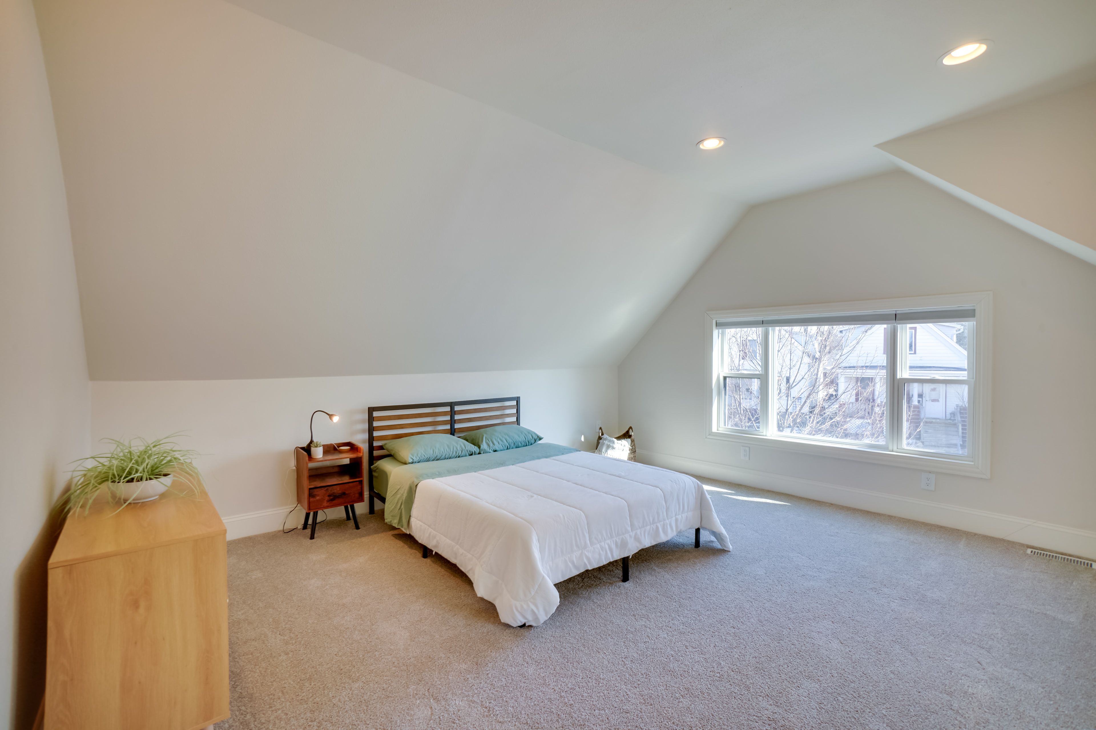 Bedroom 2 | Queen Bed | Top Level
