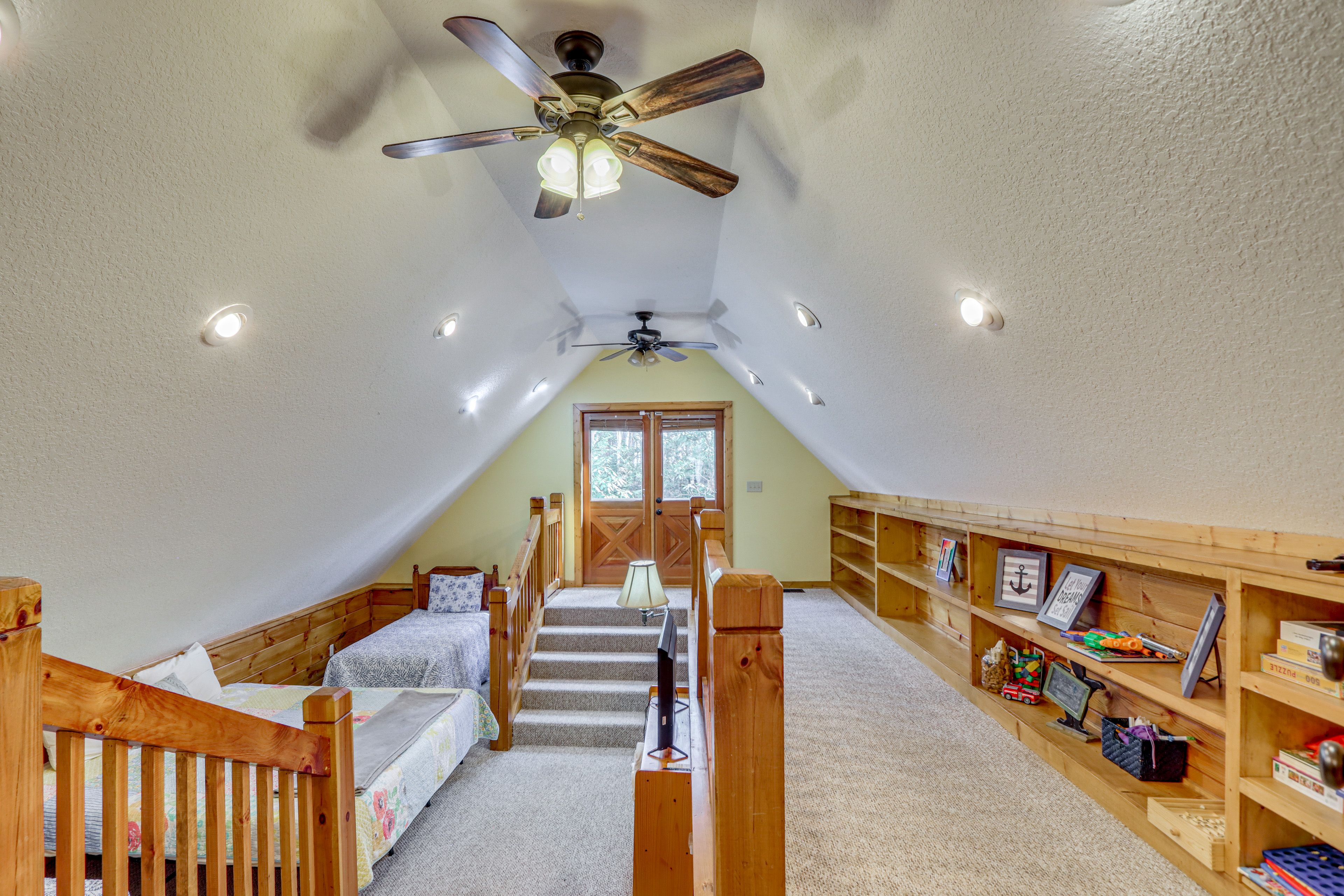 Bedroom 5 | King Bed | 2 Twin Beds | 2nd Floor