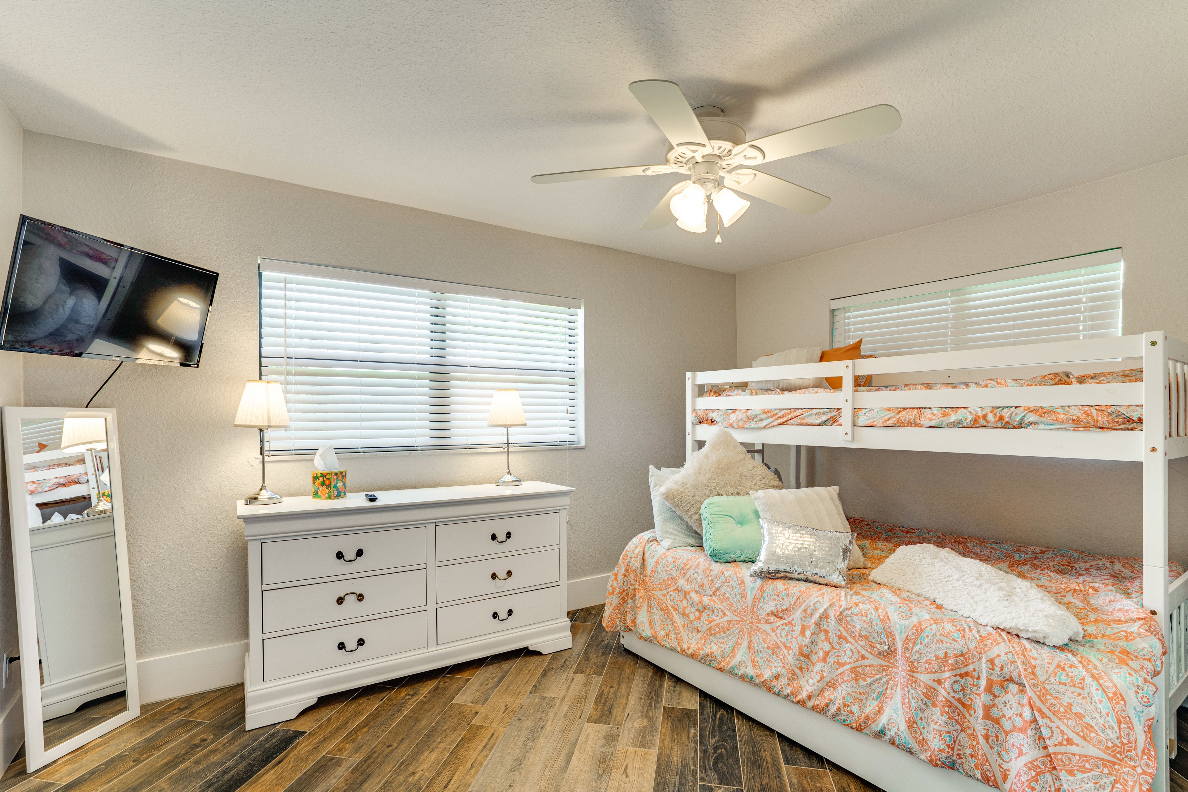 Bedroom 3 | Twin/Full Bunk Bed