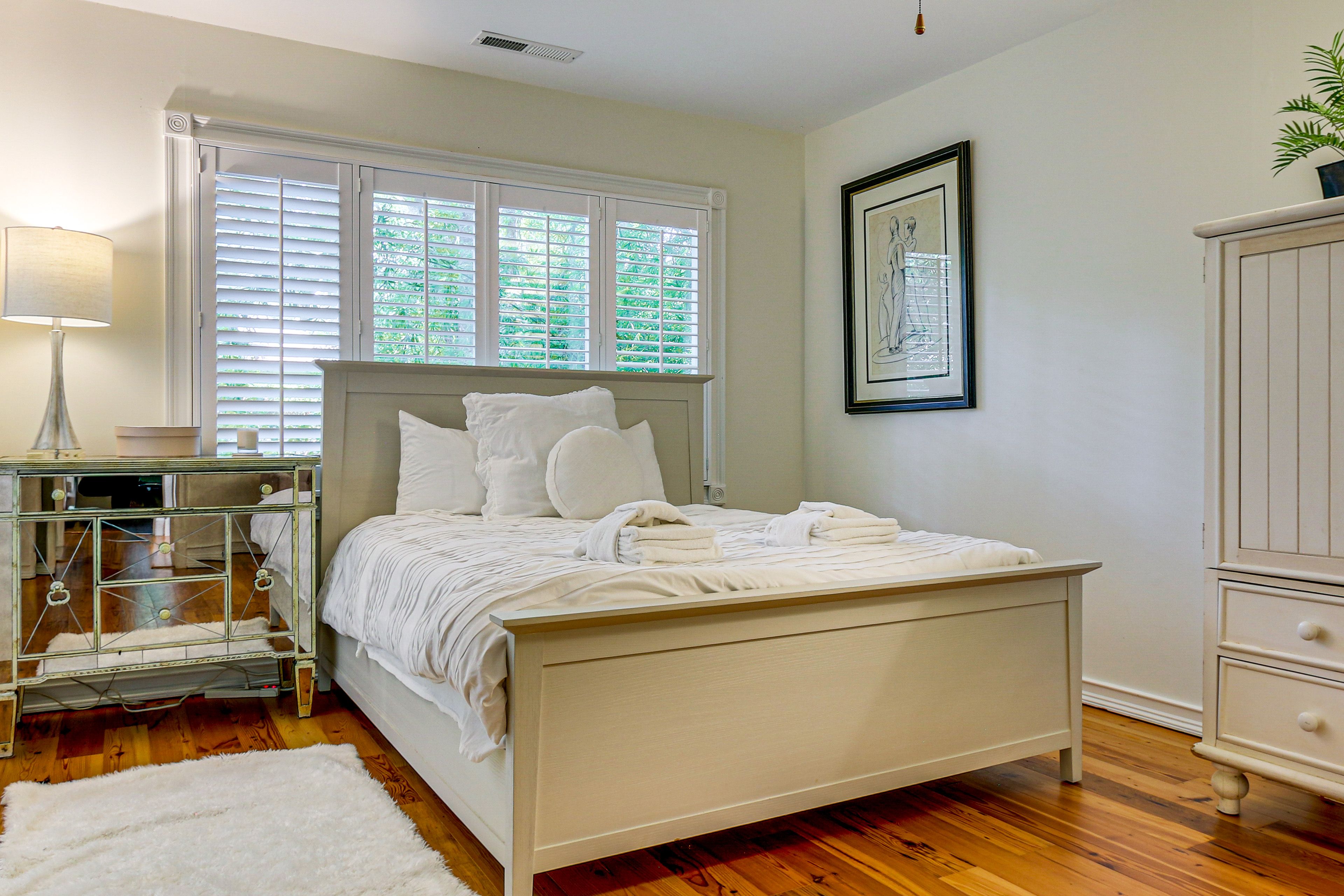Bedroom | Queen Bed
