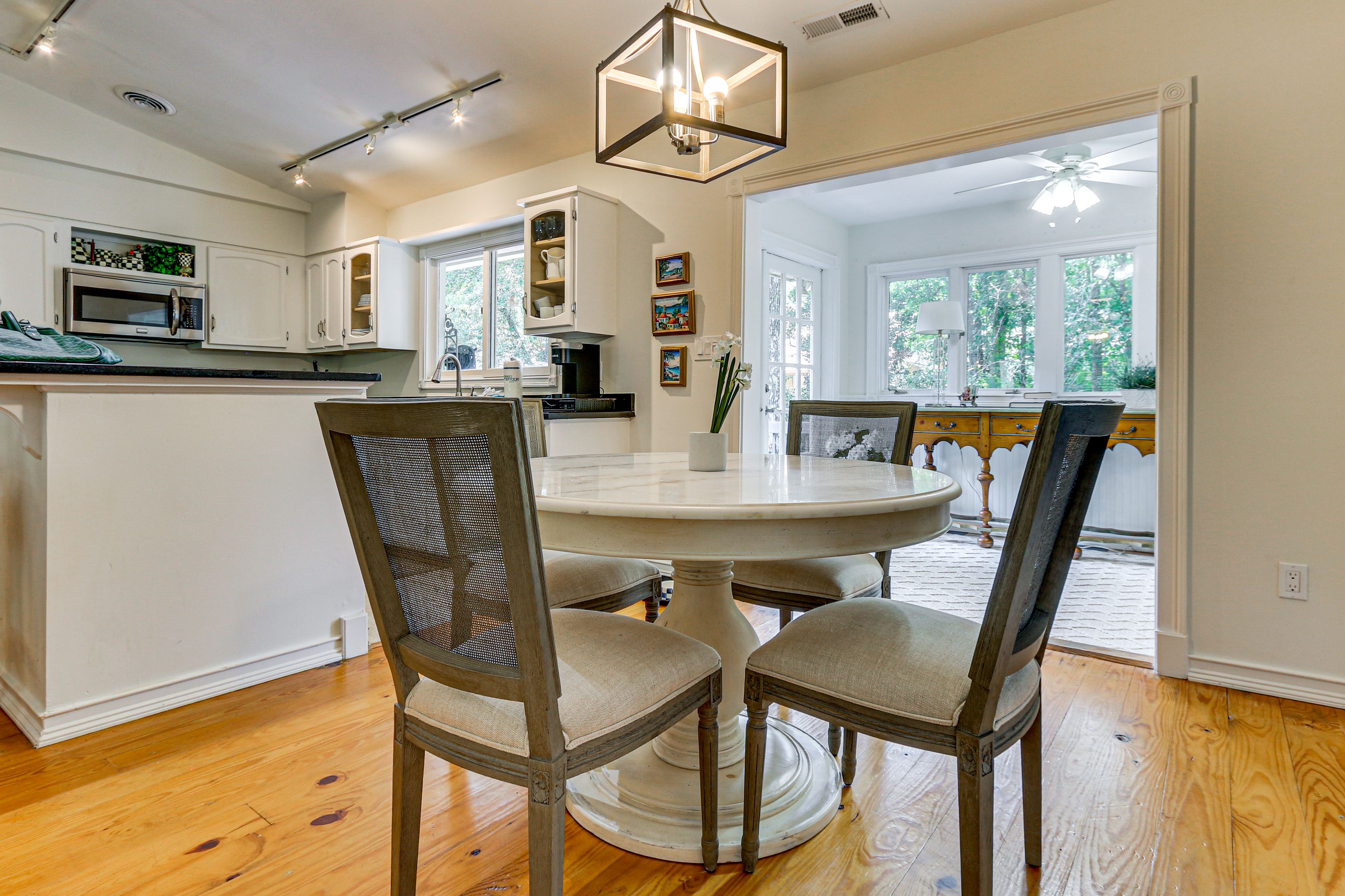 Dining Area | Dishes & Flatware Provided