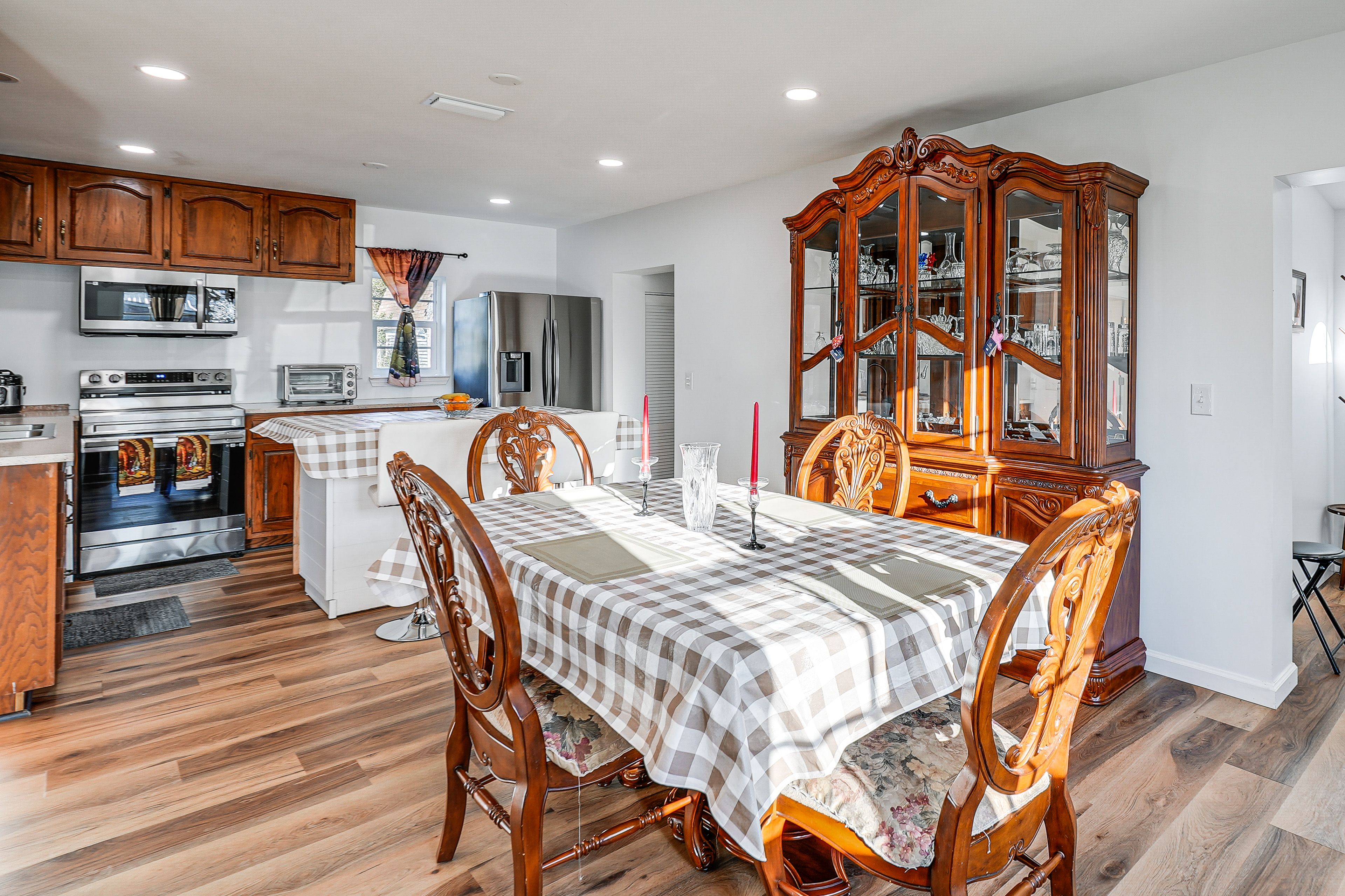 Dining Area | Dishware/Flatware