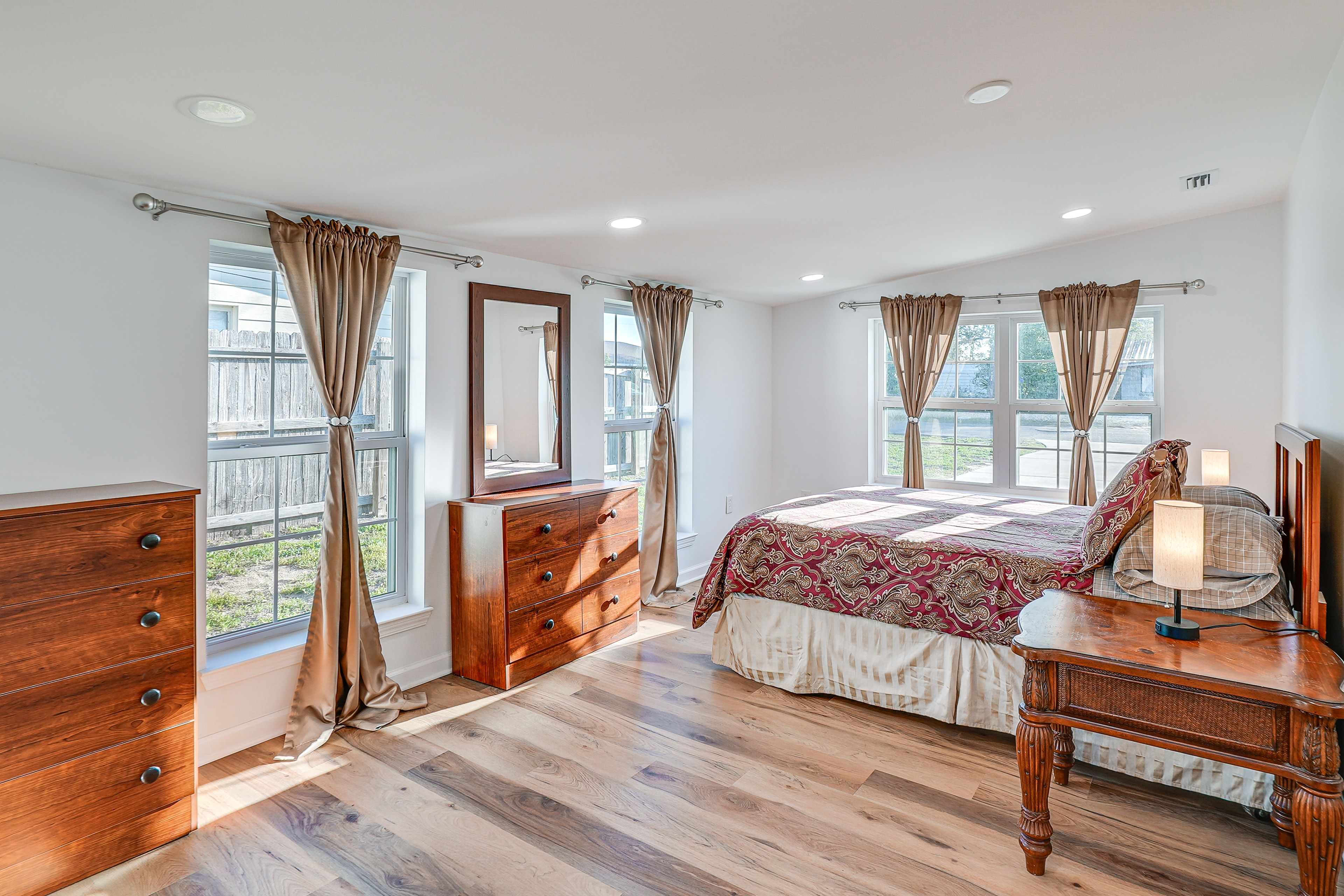 Bedroom 1 | King Bed