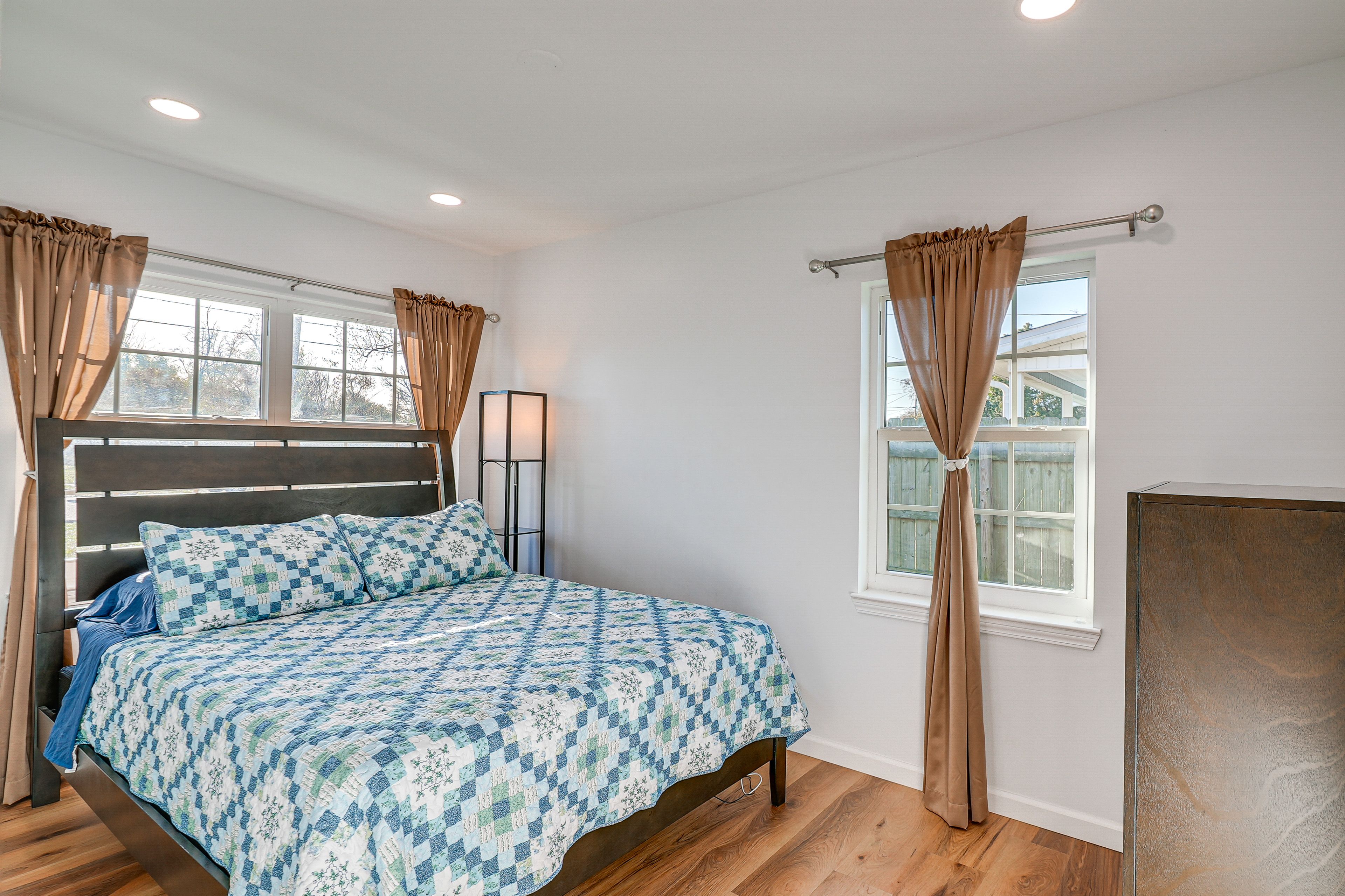 Bedroom 2 | Queen Bed