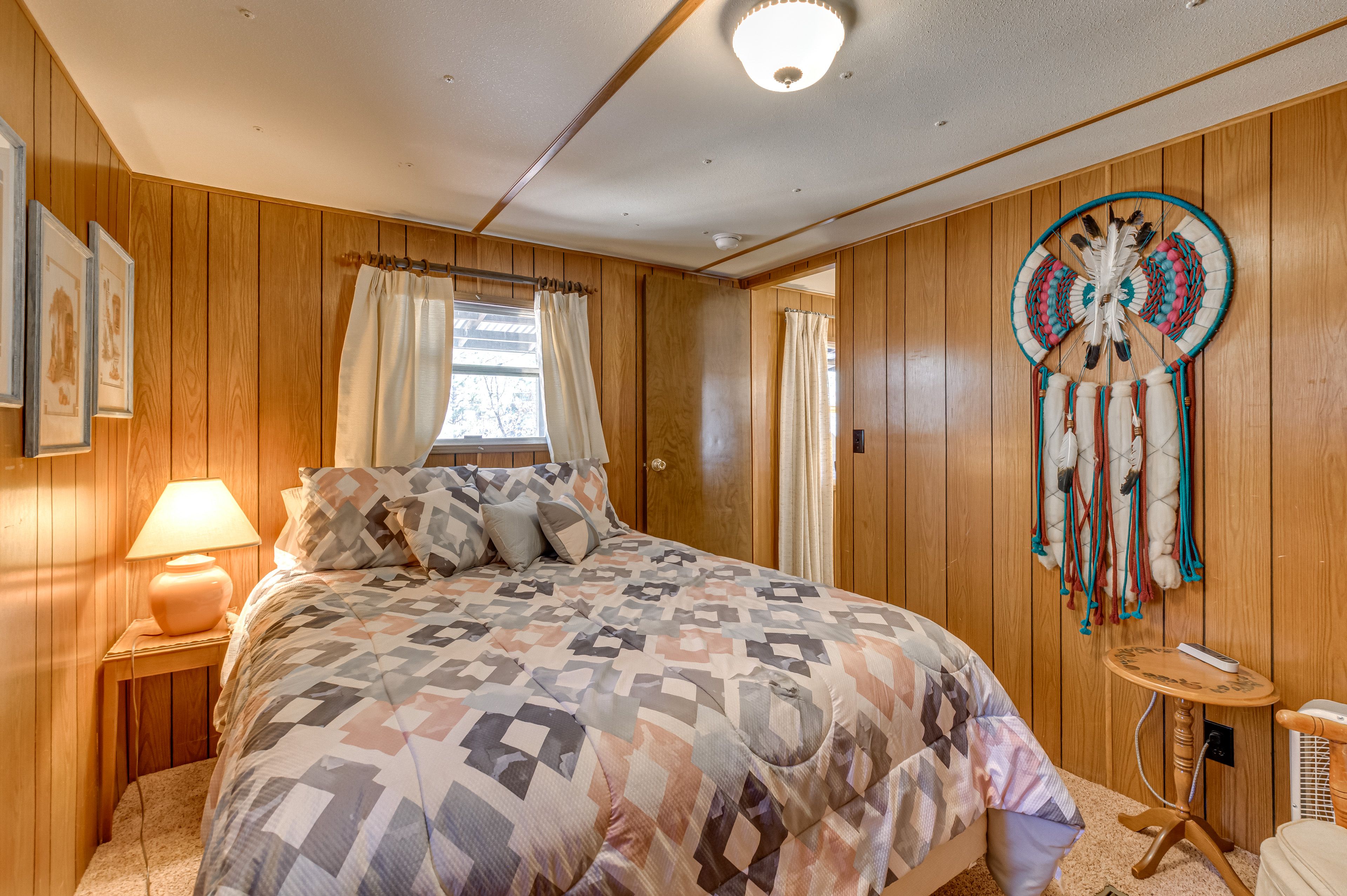 Bedroom 1 | Queen Bed