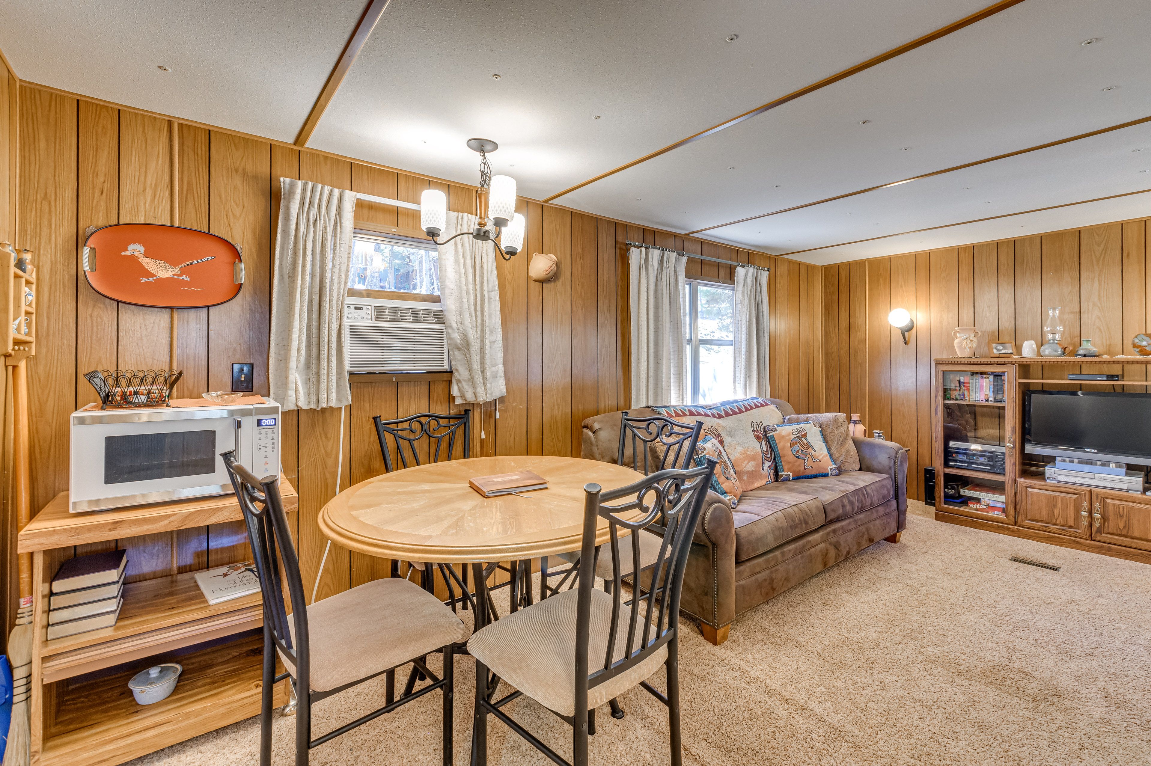 Dining Area | Dishware/Flatware Provided