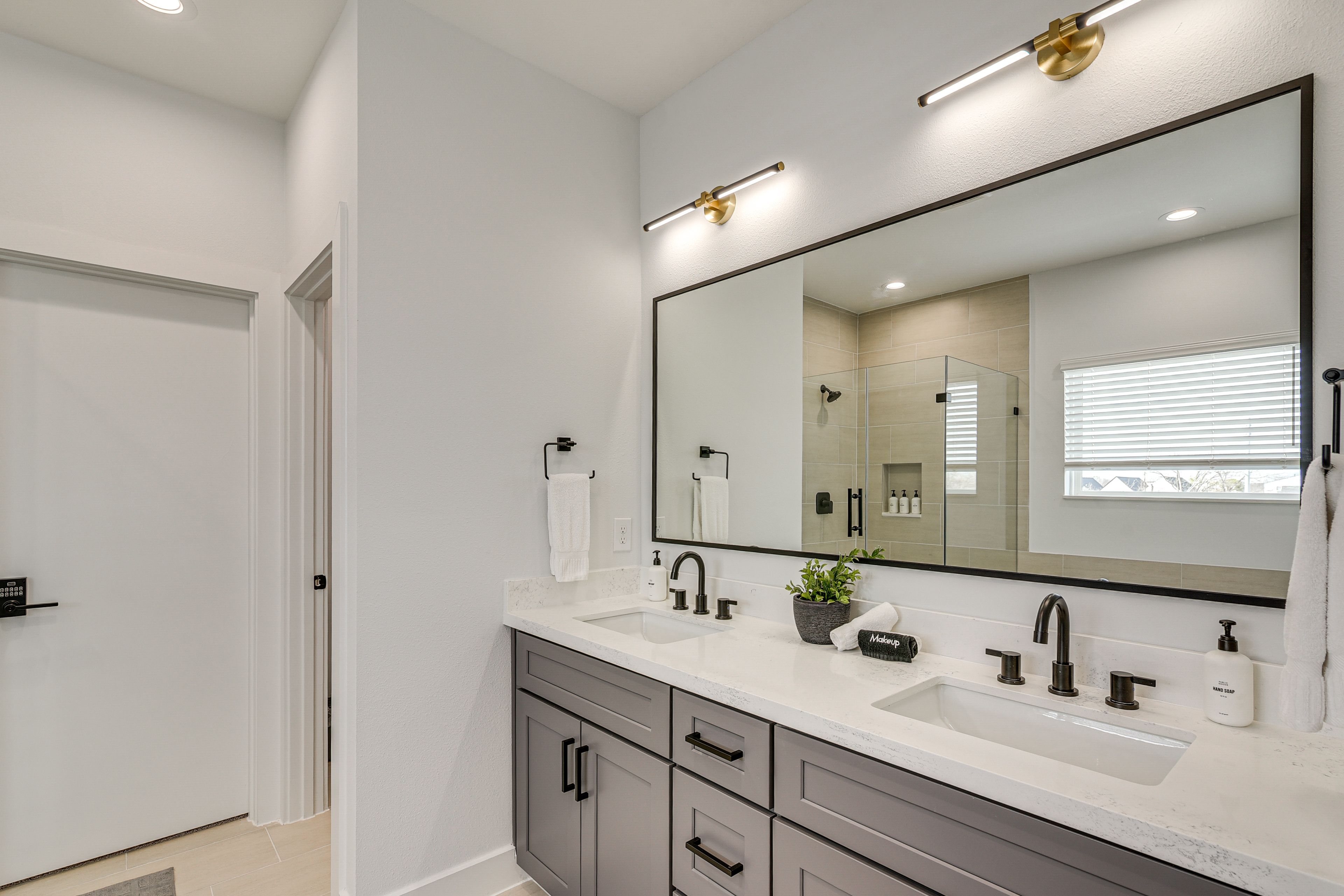 Bathroom | Upper Floor