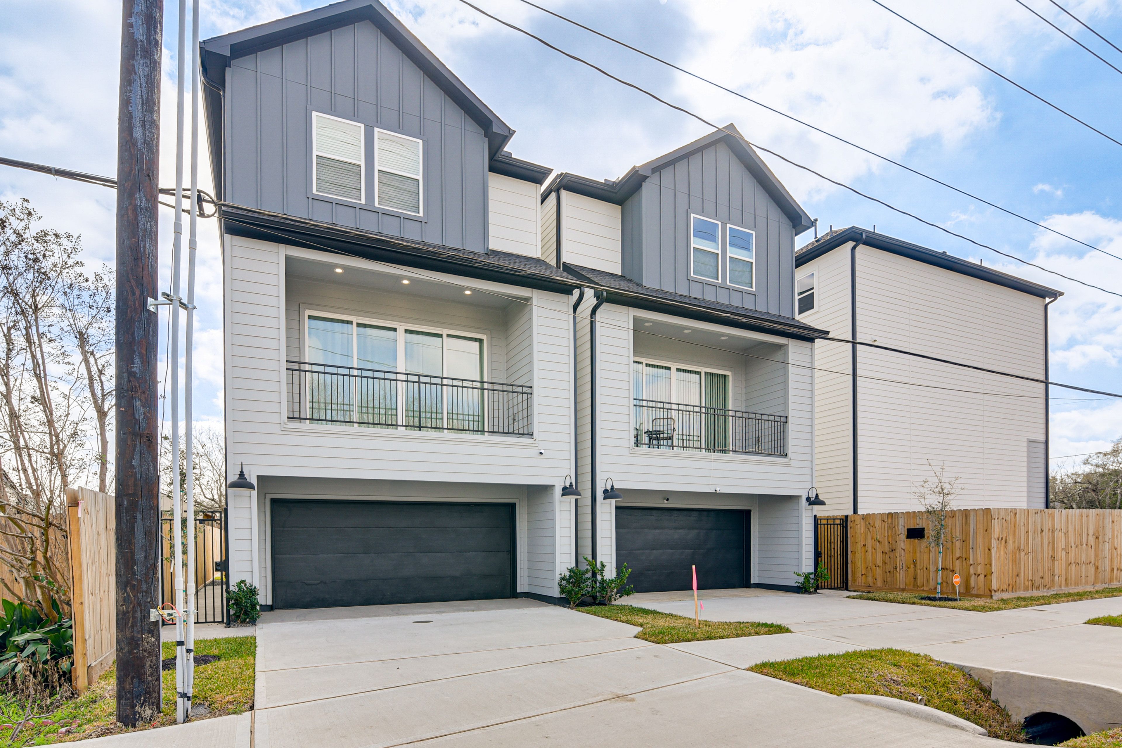 Driveway (2 Vehicles) | Garage Parking (2 Vehicles)