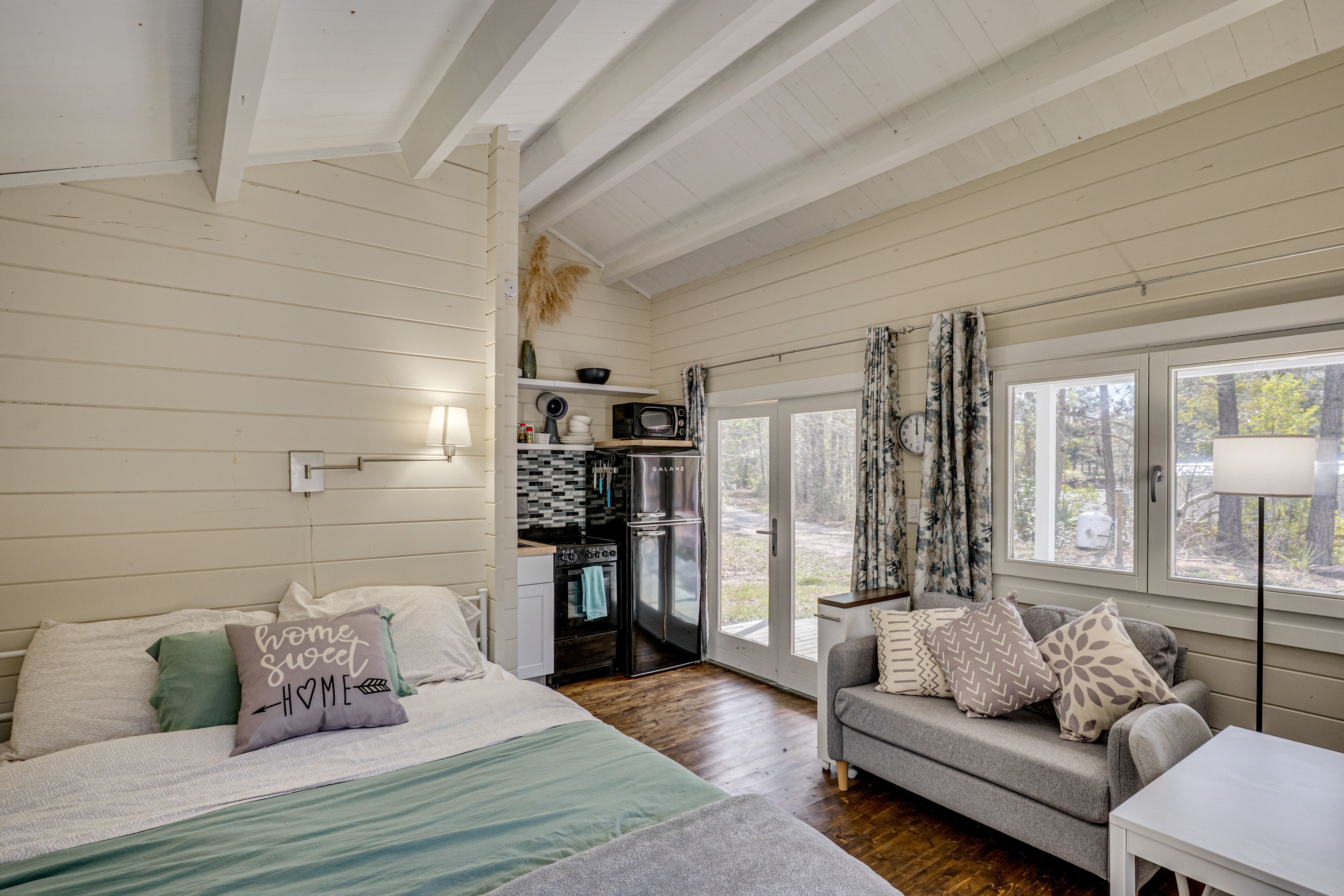 Studio | Queen Bed