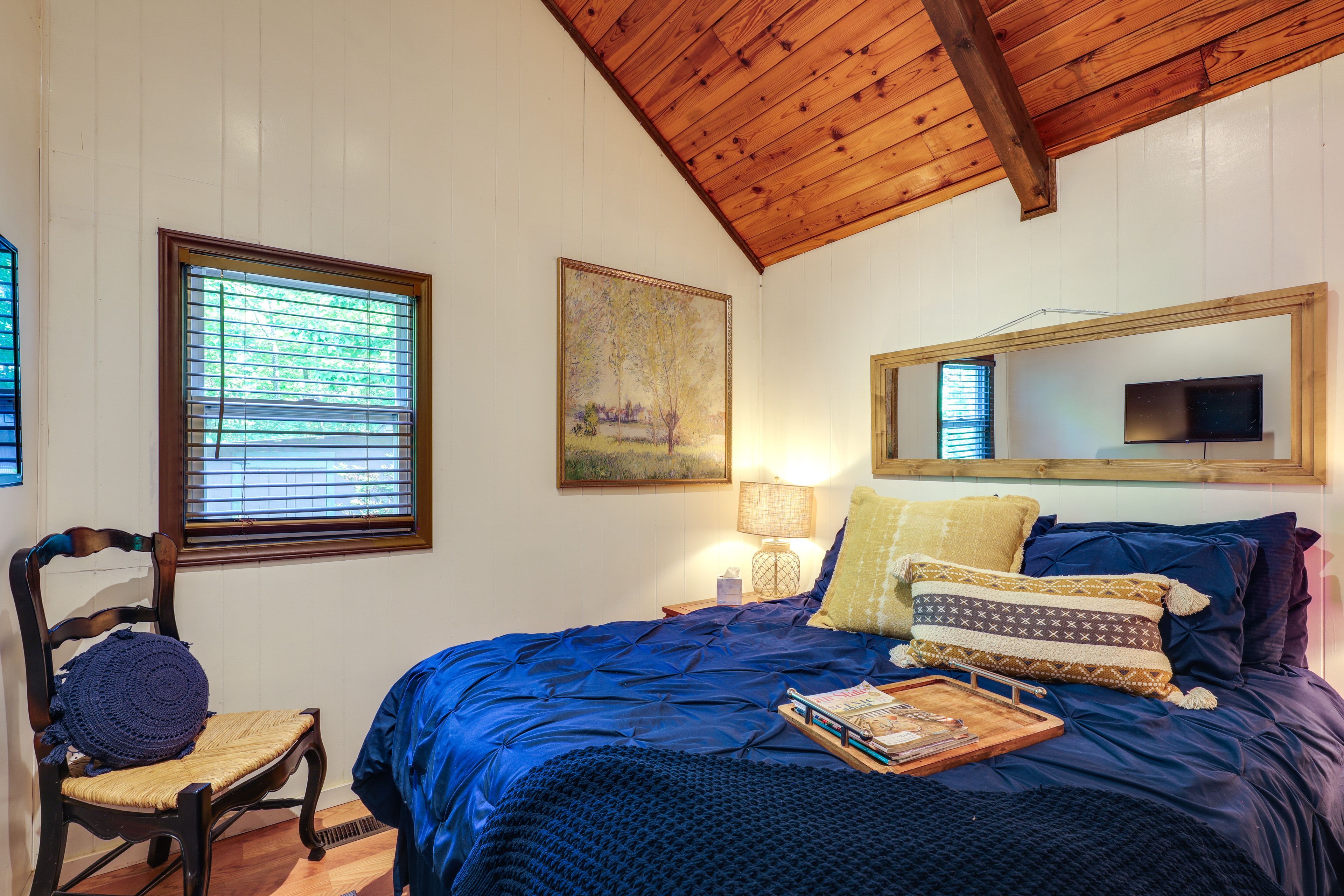 Bedroom | Queen Bed
