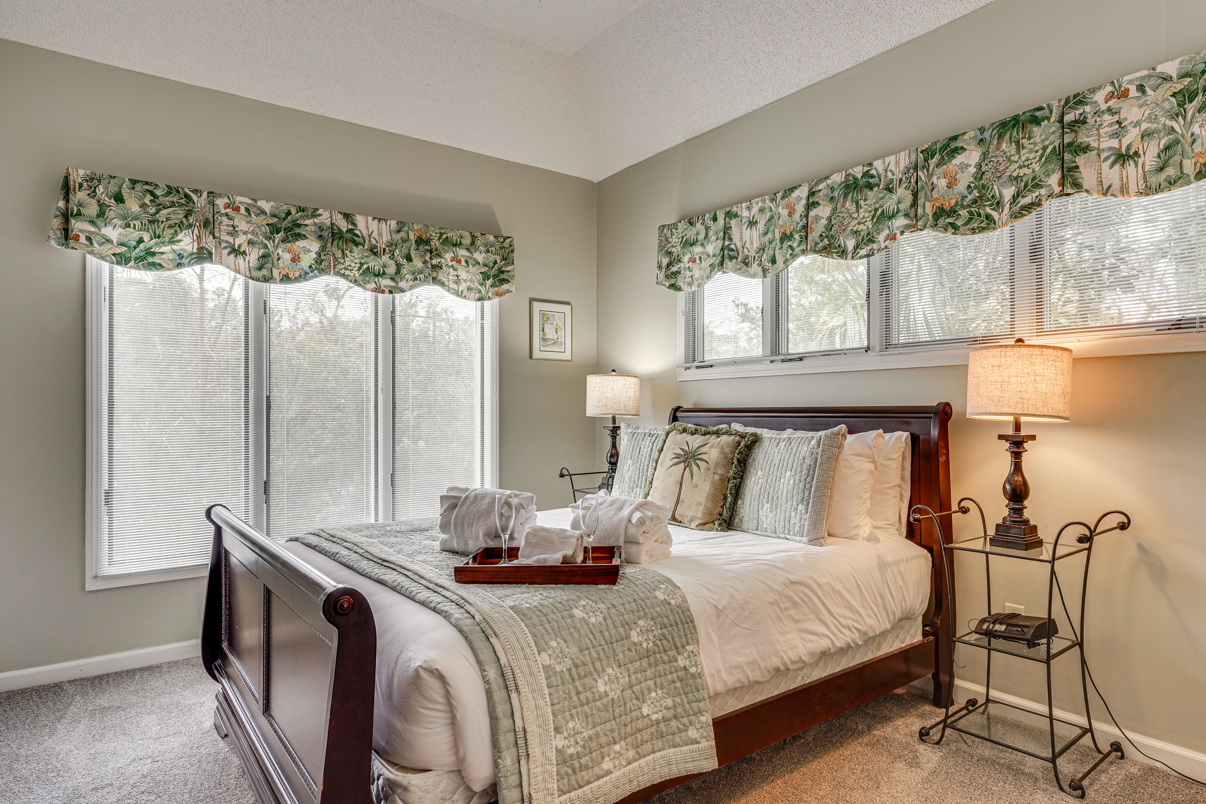 Bedroom 1 | Queen Bed