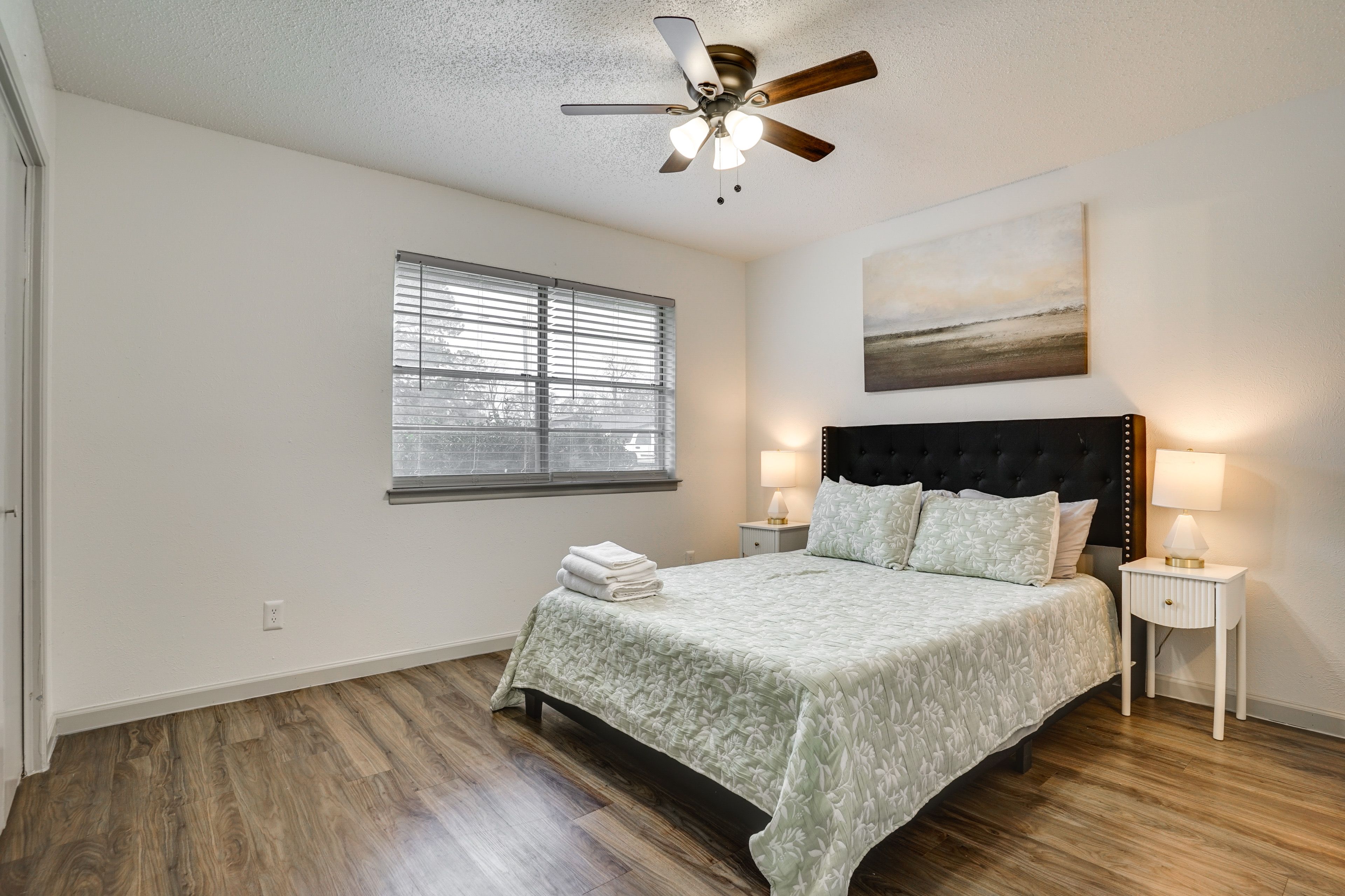 Bedroom 1 | Queen Bed