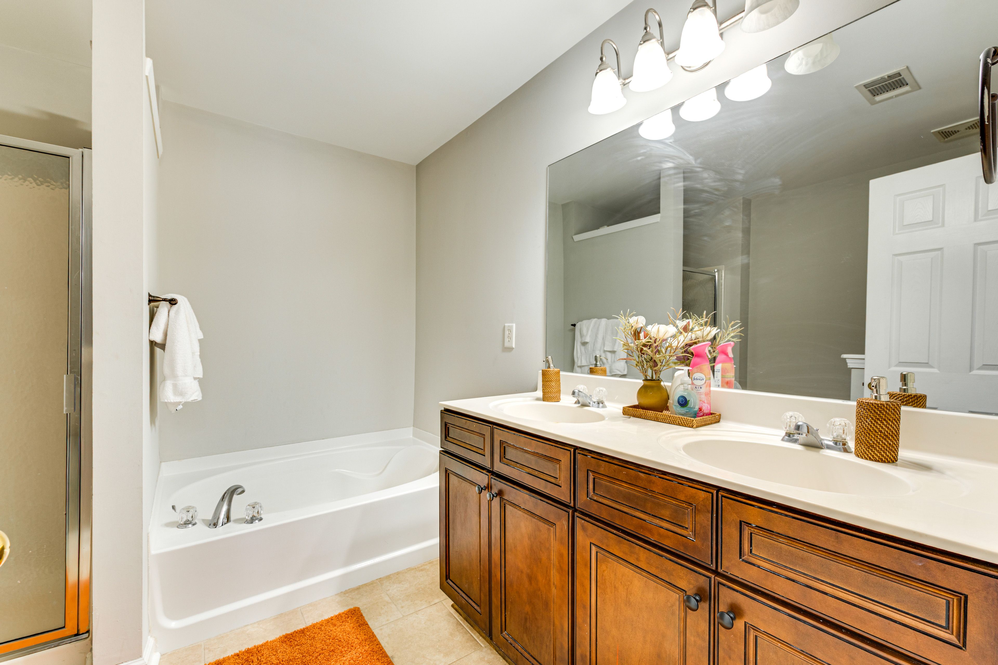 Full Bathroom | 2nd Floor