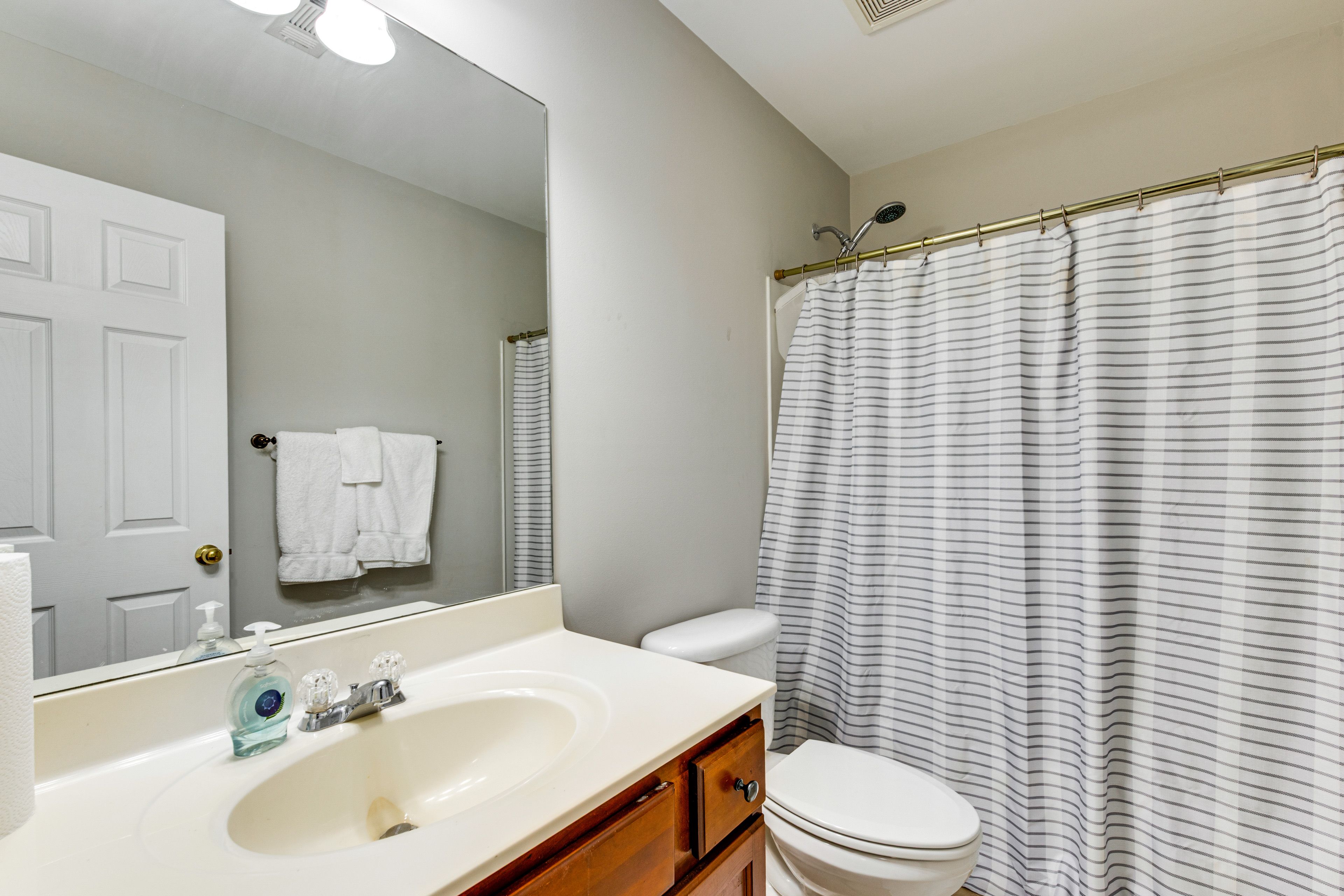 Full Bathroom | 2nd Floor