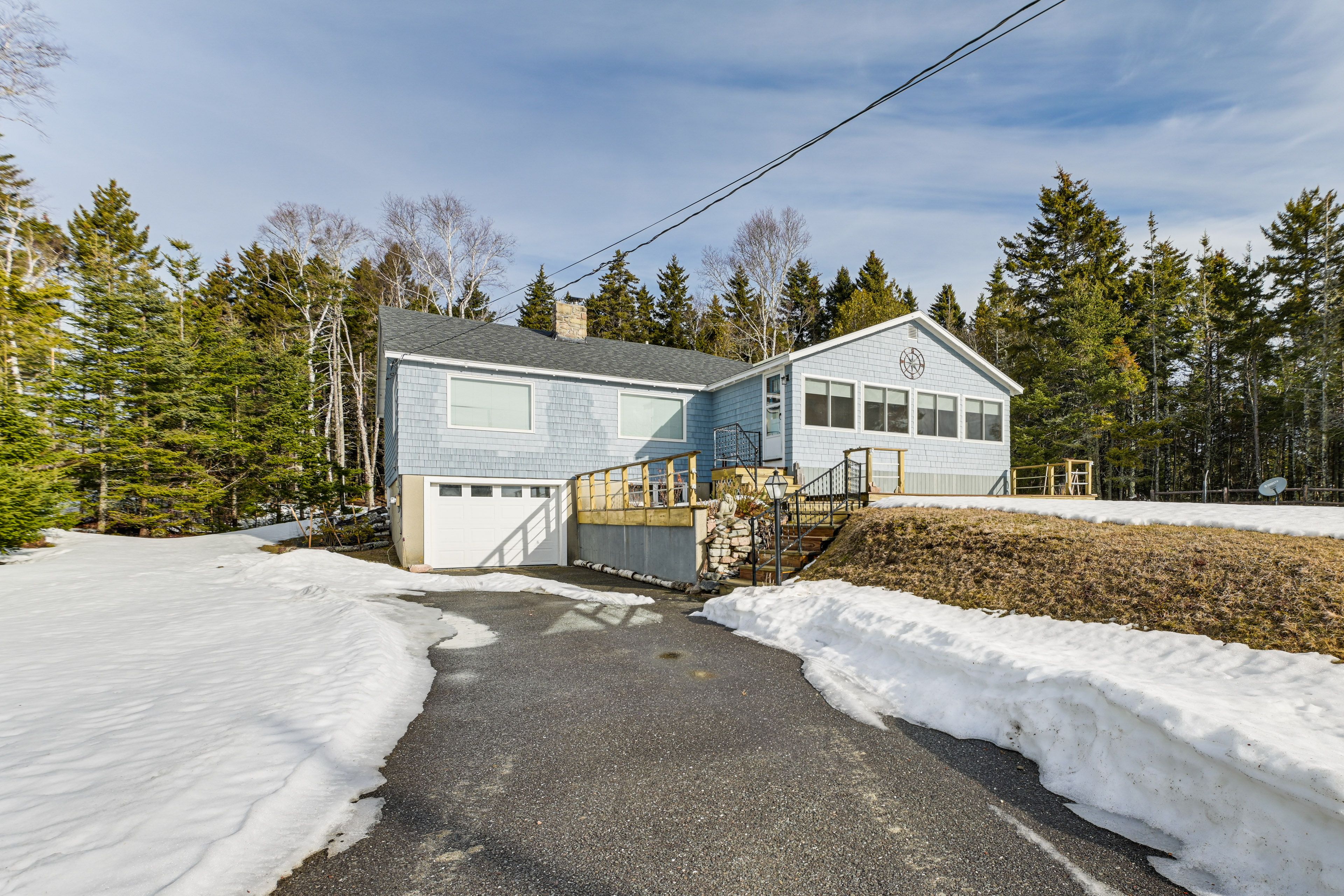 Property Exterior | Driveway (6 Vehicles)