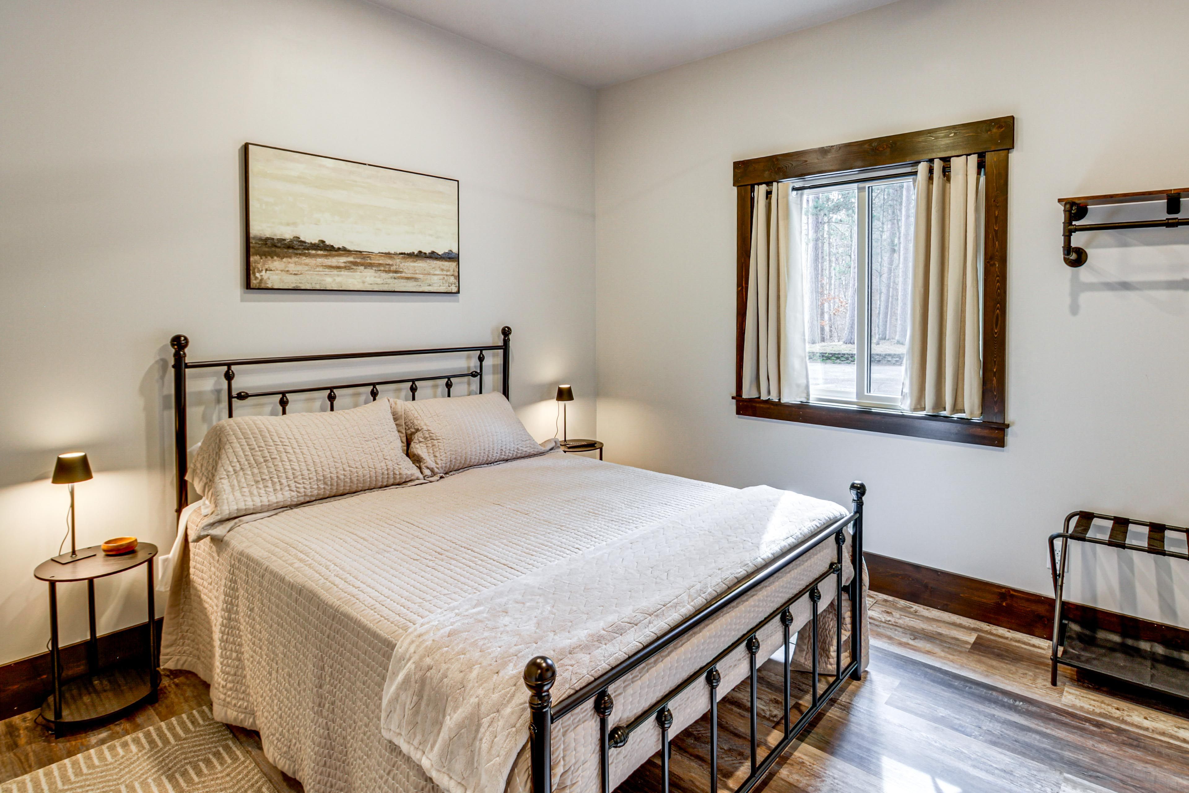 Bedroom 1 | Queen Bed