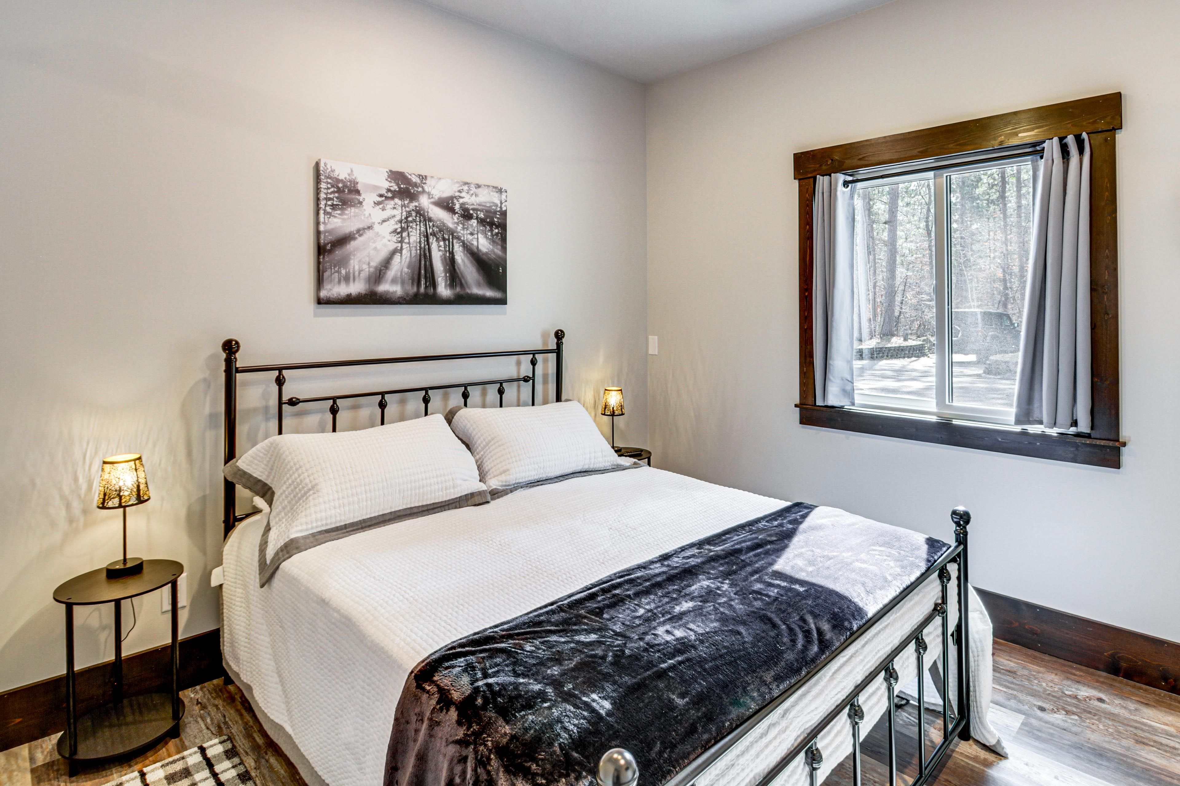 Bedroom 2 | Queen Bed