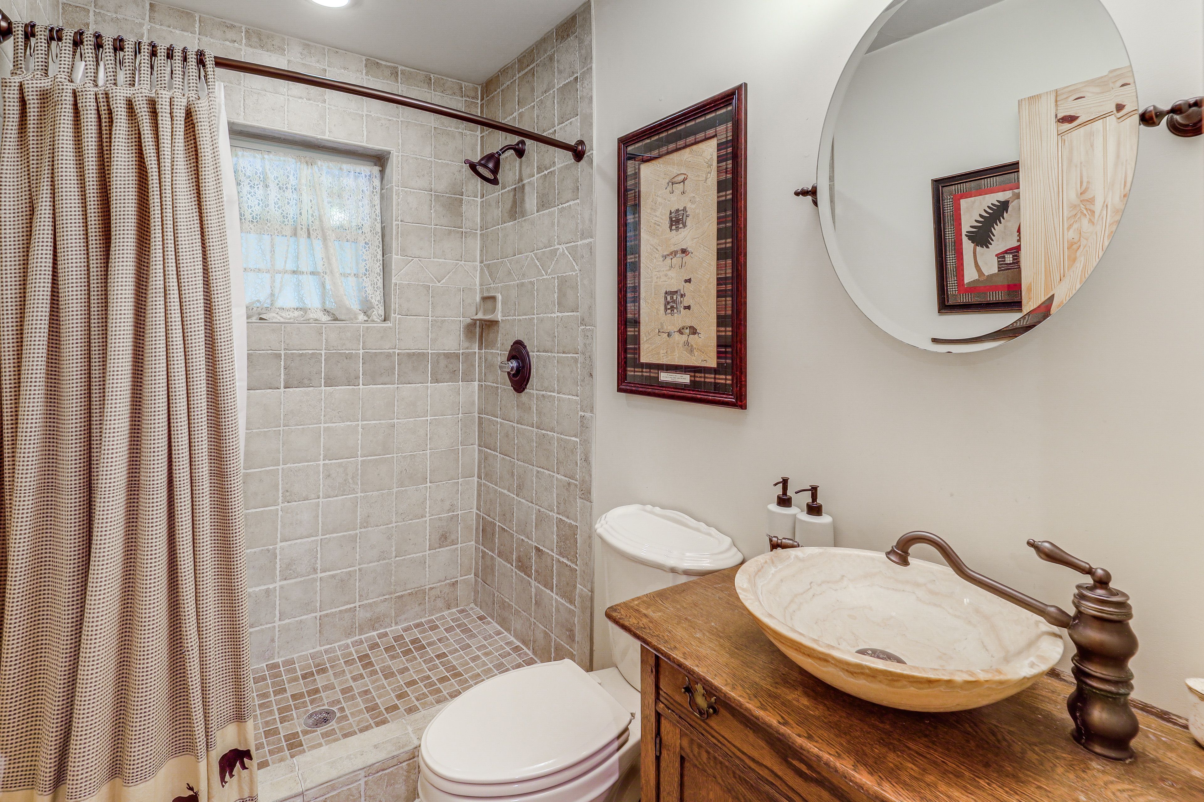 Full Bathroom | Towels & Linens Provided | 1st Floor