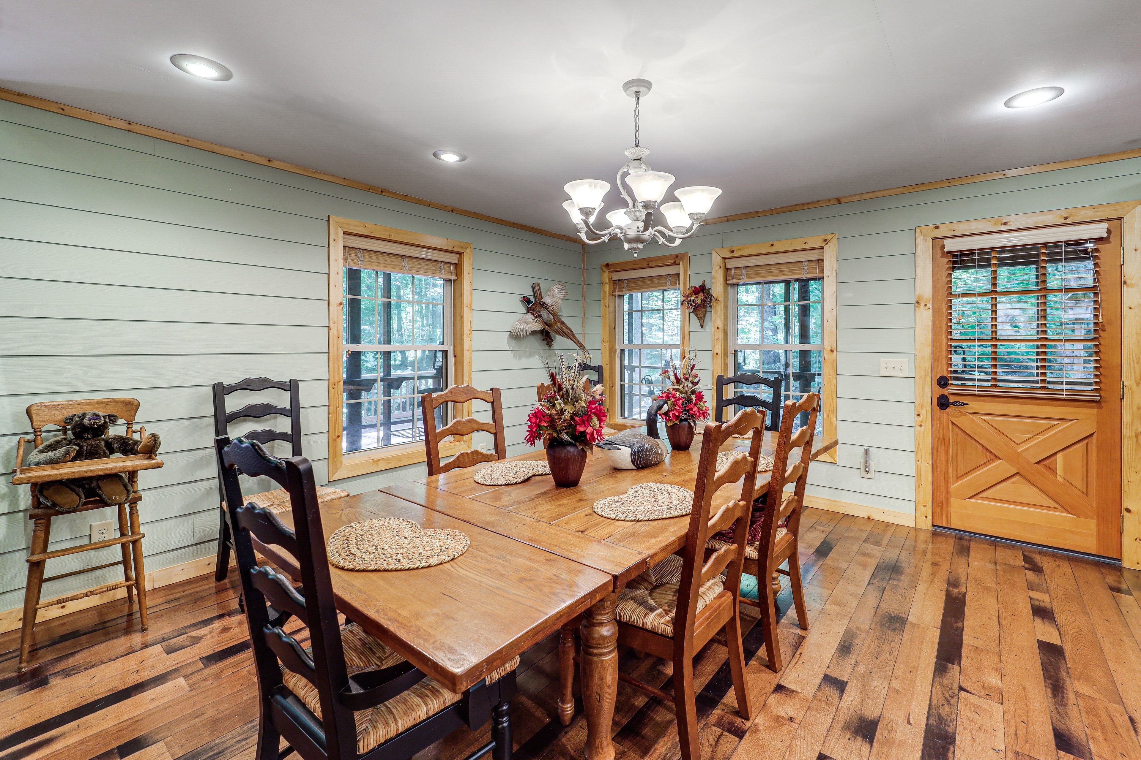 Dining Area | Dishes & Flatware Provided | 1st Floor