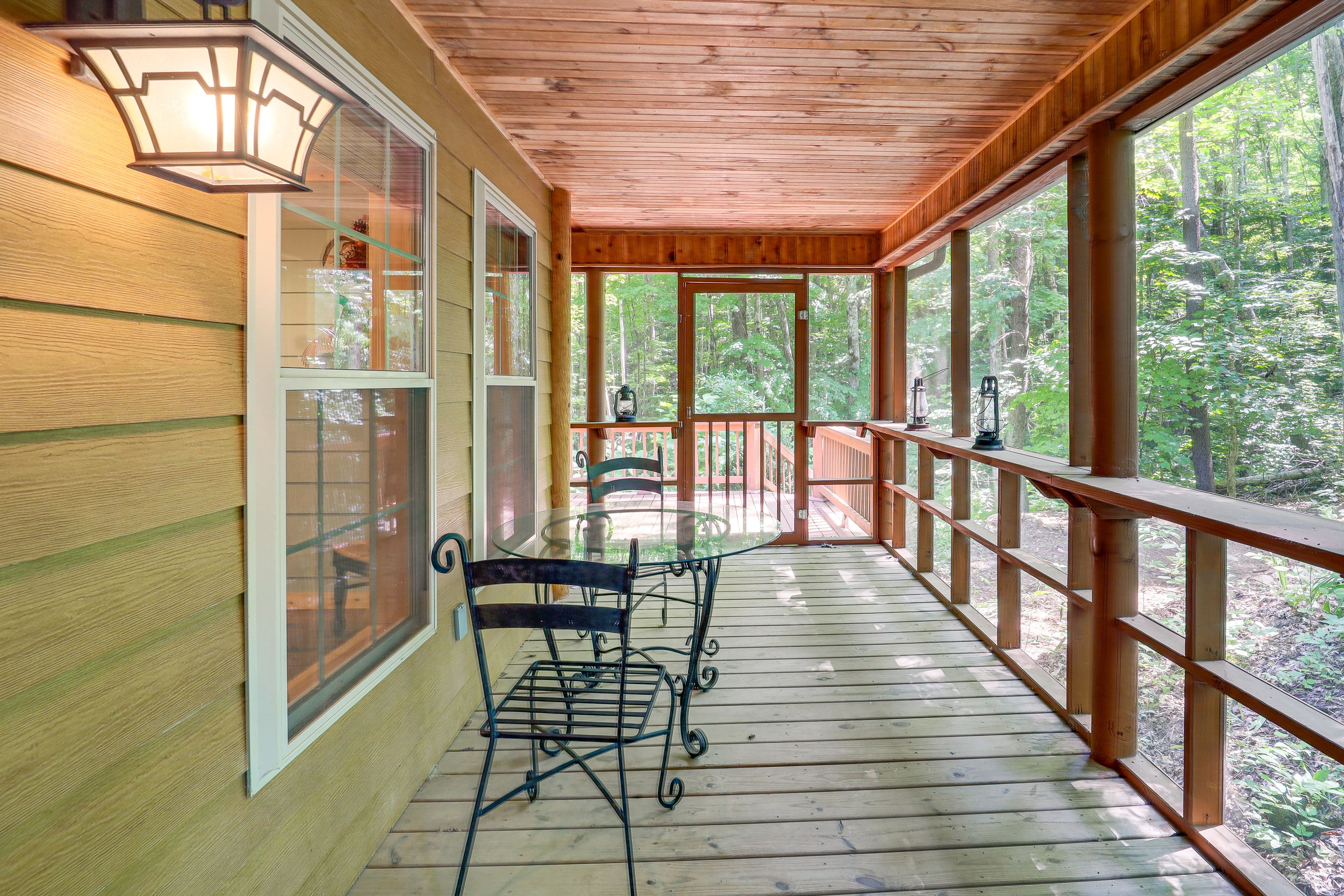 Screened Porch | Outdoor Dining