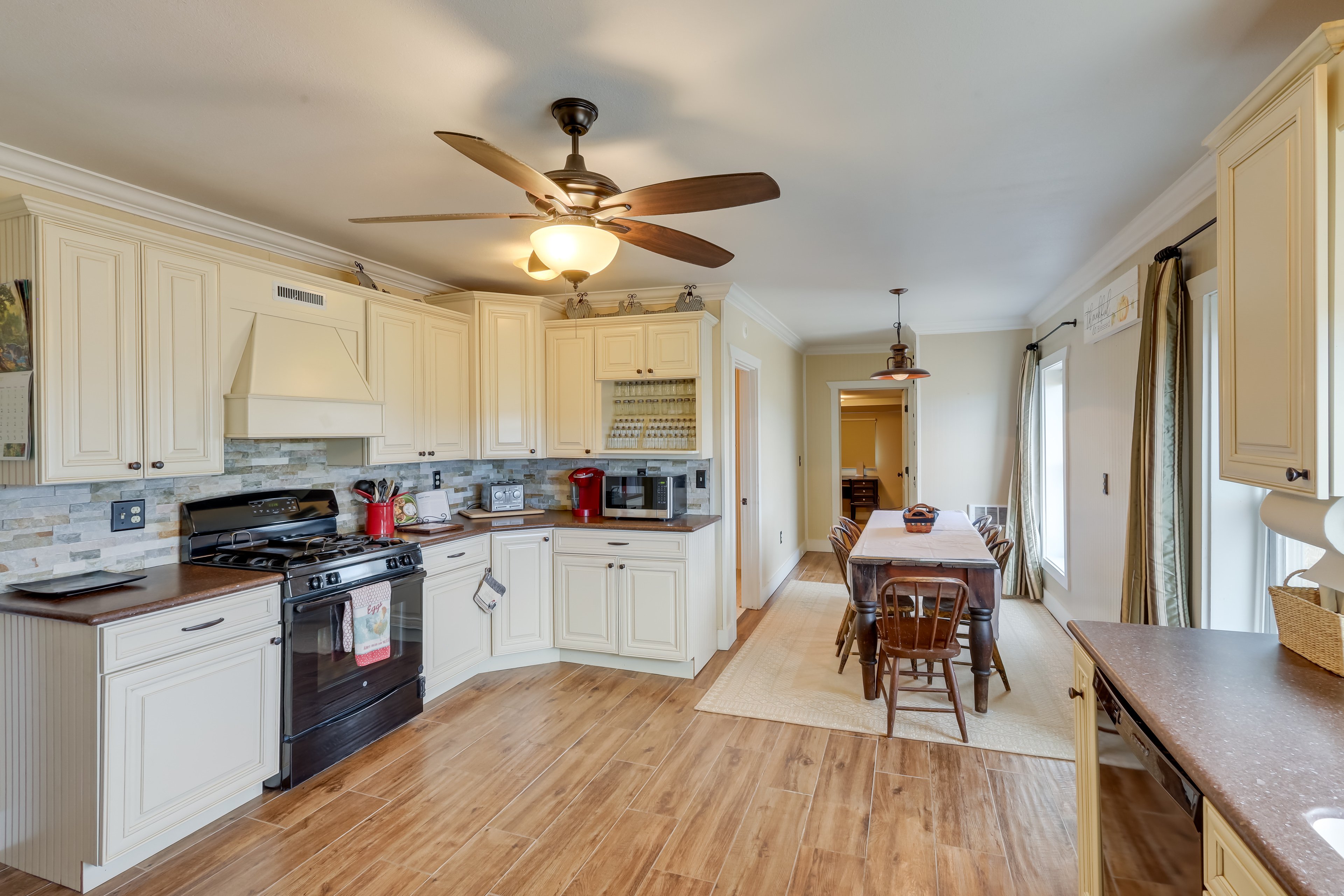 Kitchen | Refrigerator | Dining Table