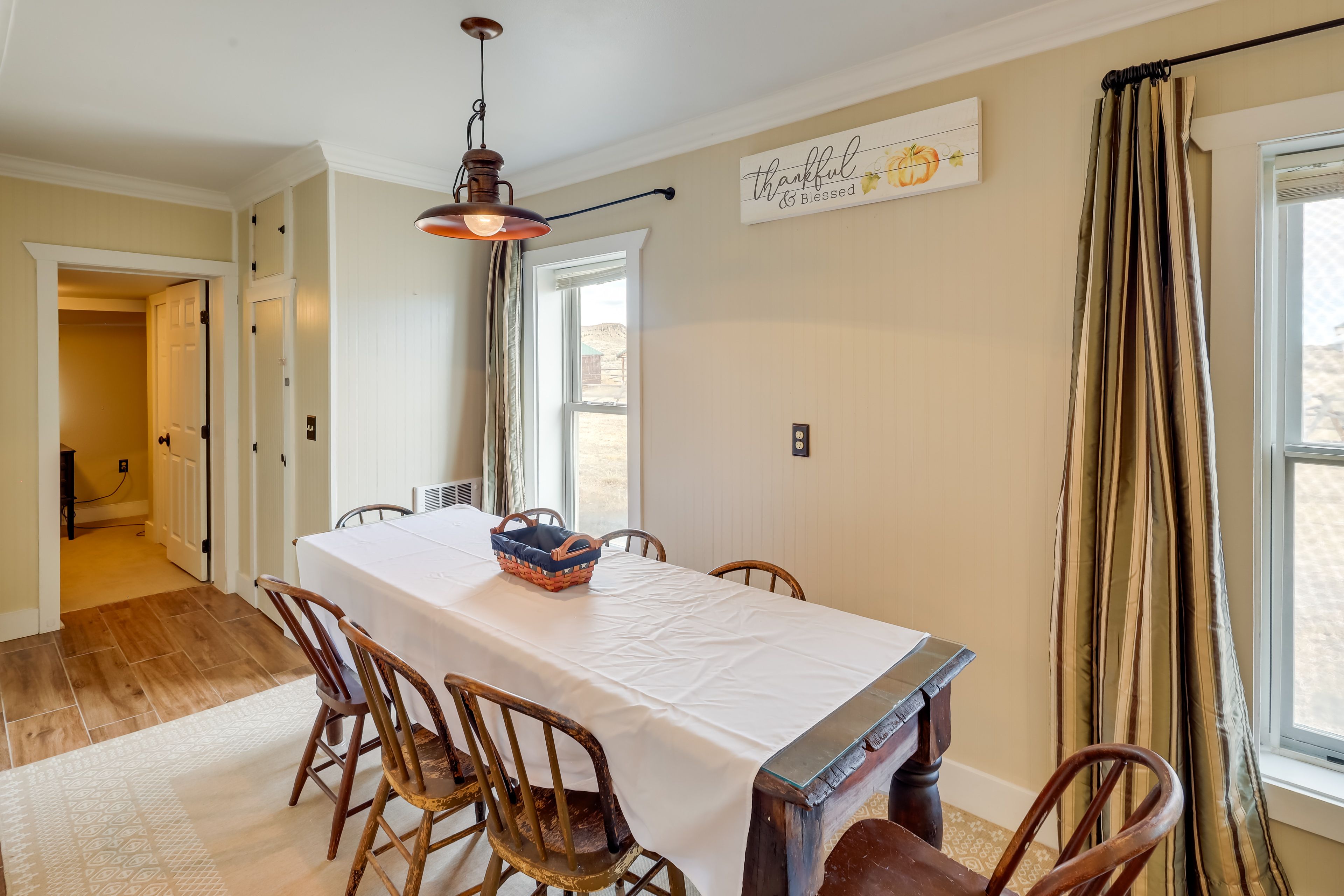 Dining Area | Dishware/Flatware Provided