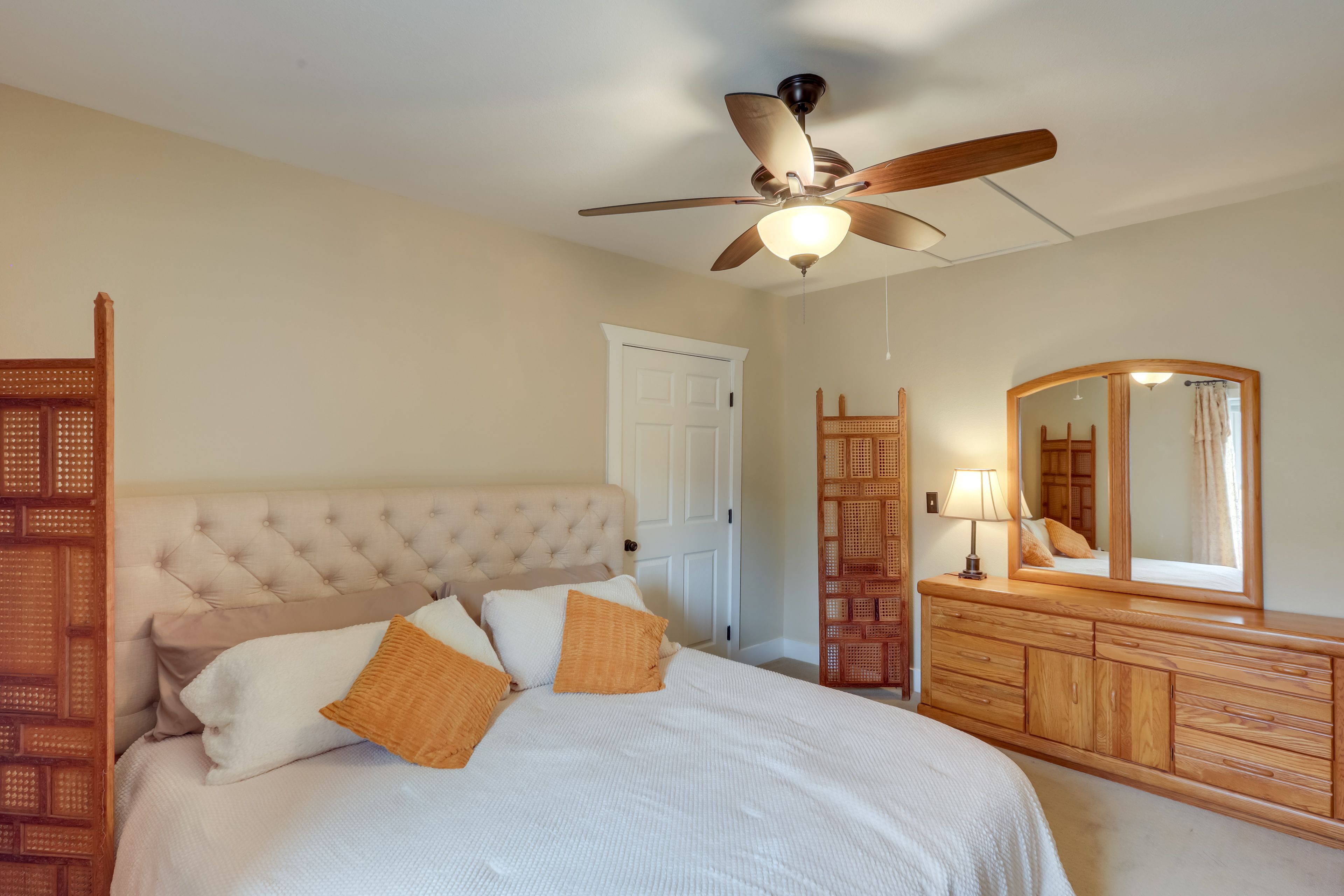 Bedroom 1 | King Bed | Flat-Screen TV