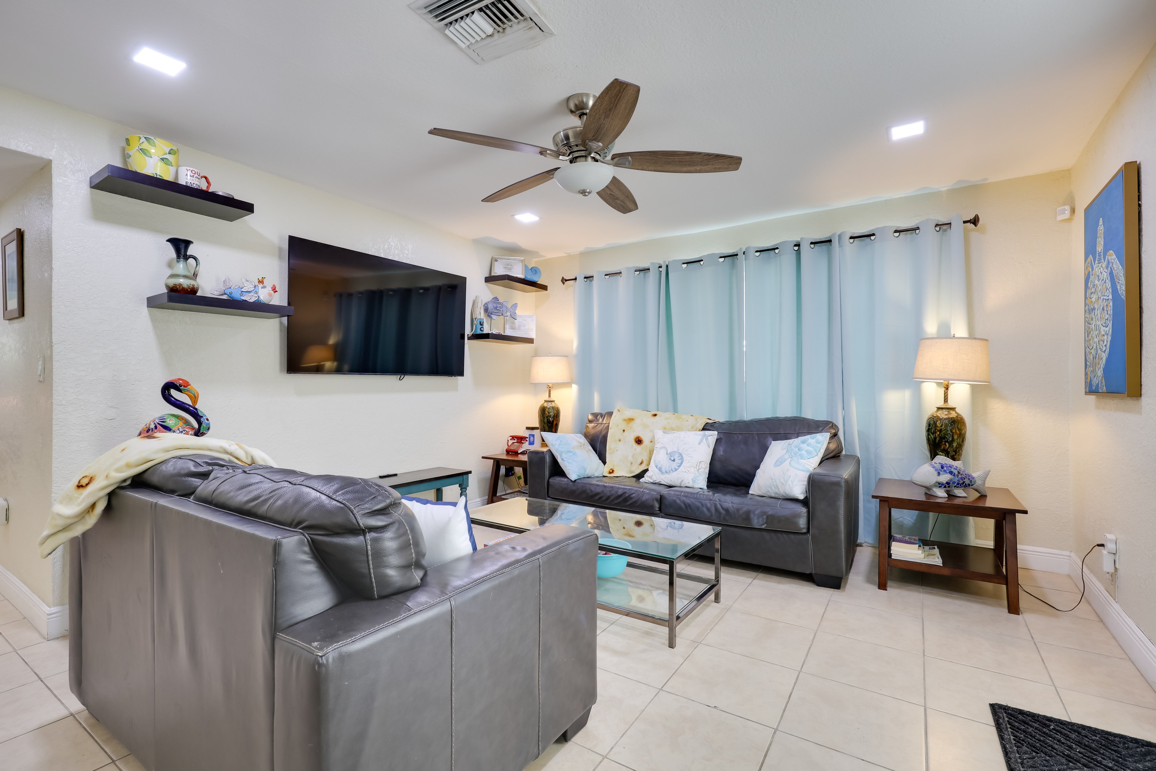 Living Room | Board Games | Smart TV