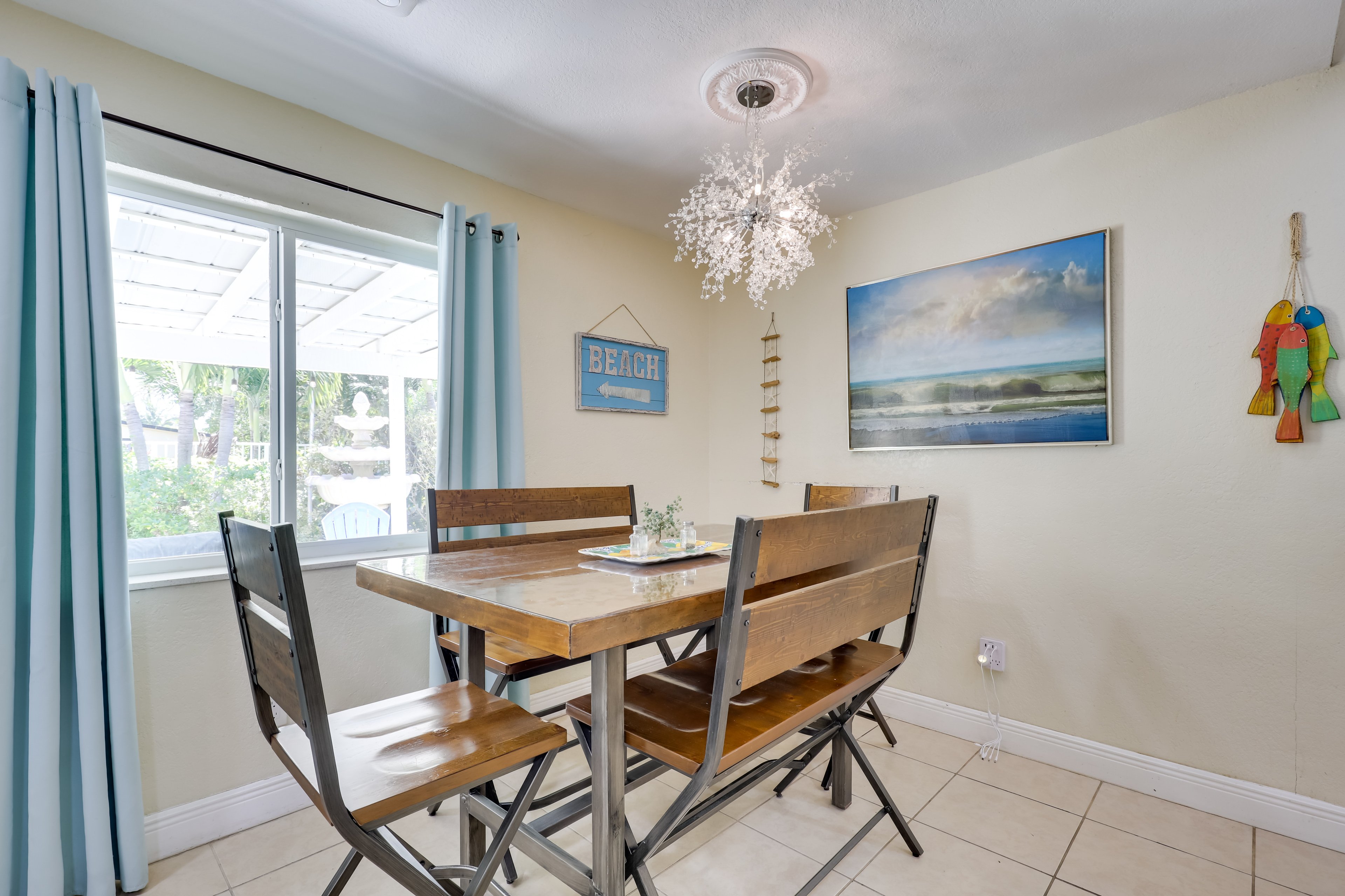 Dining Area | Dishware/Flatware Provided
