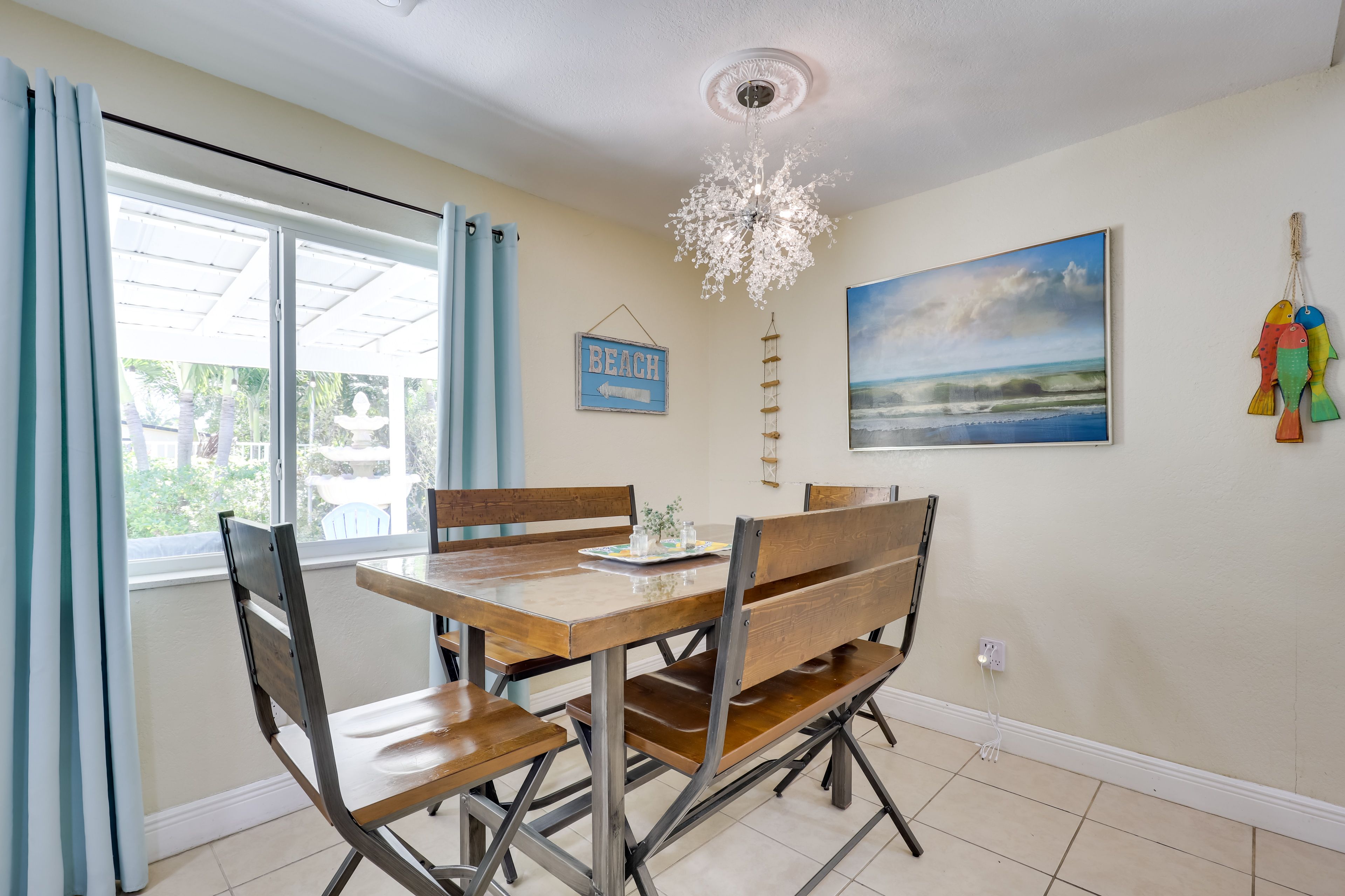 Dining Area | Dishware/Flatware Provided
