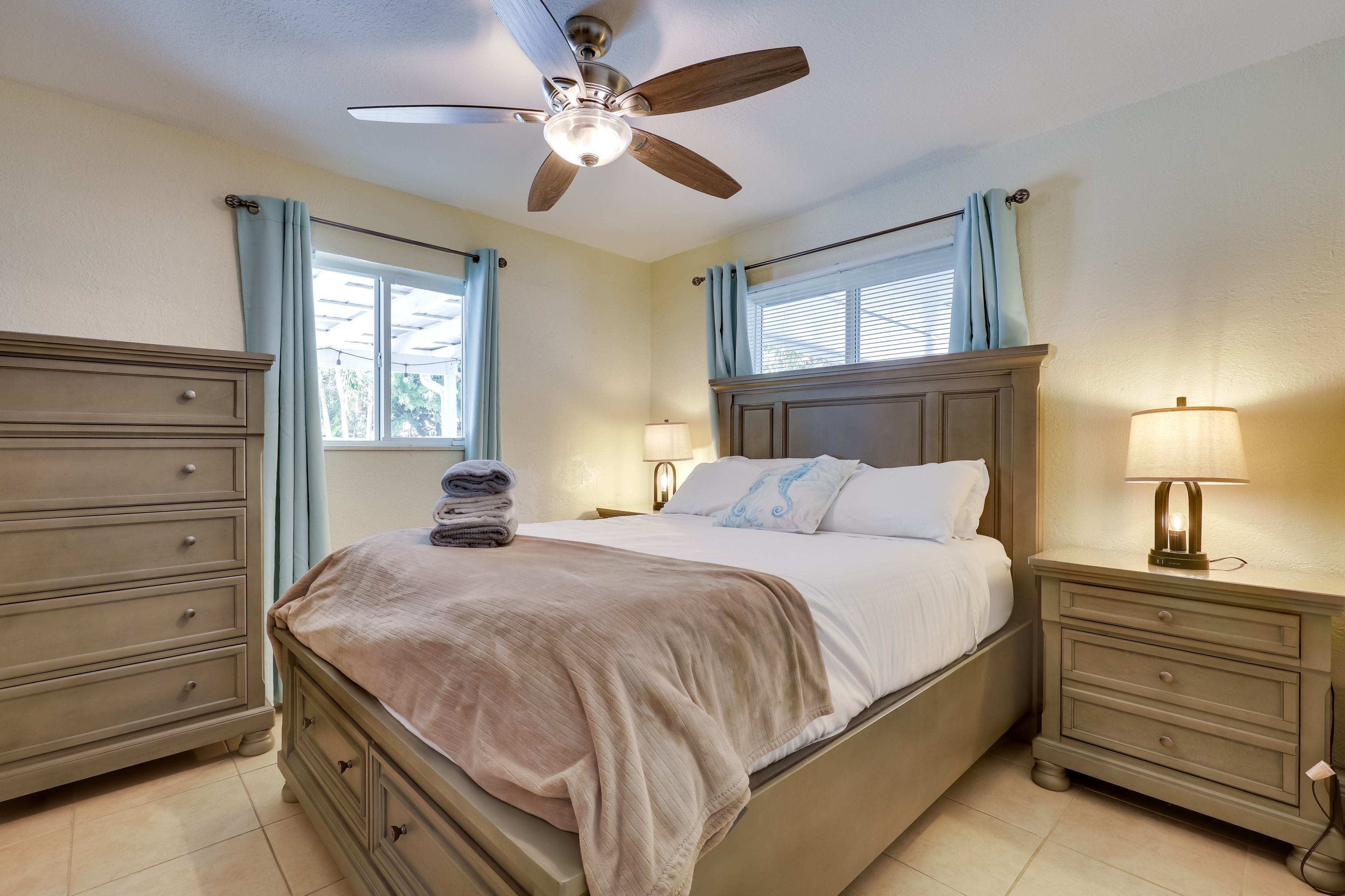 Bedroom 2 | Queen Bed