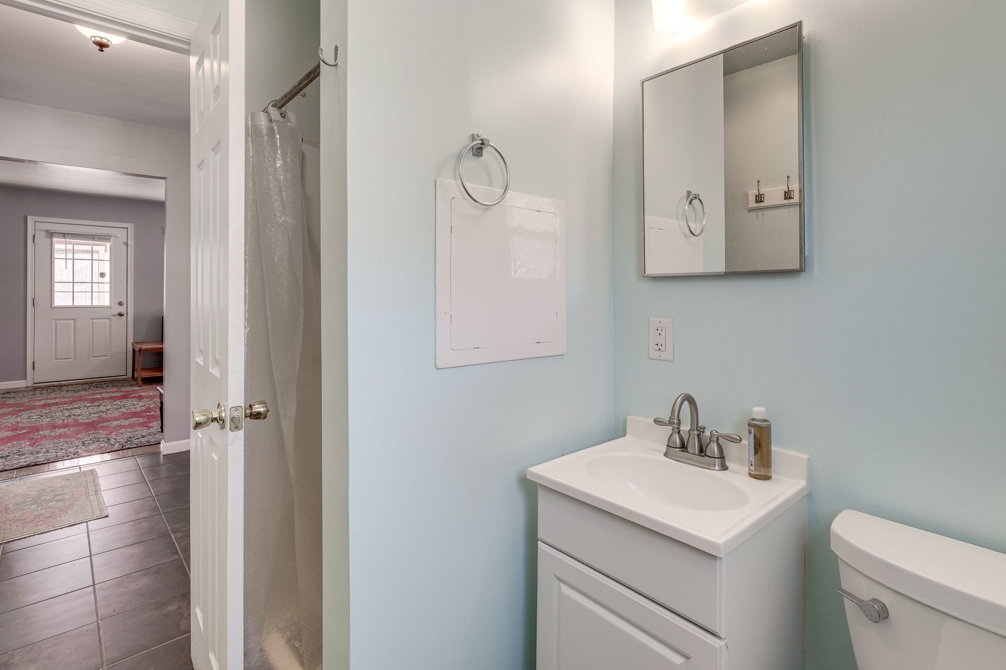 Full Bathroom | 1st Floor | Towels & Linens Provided