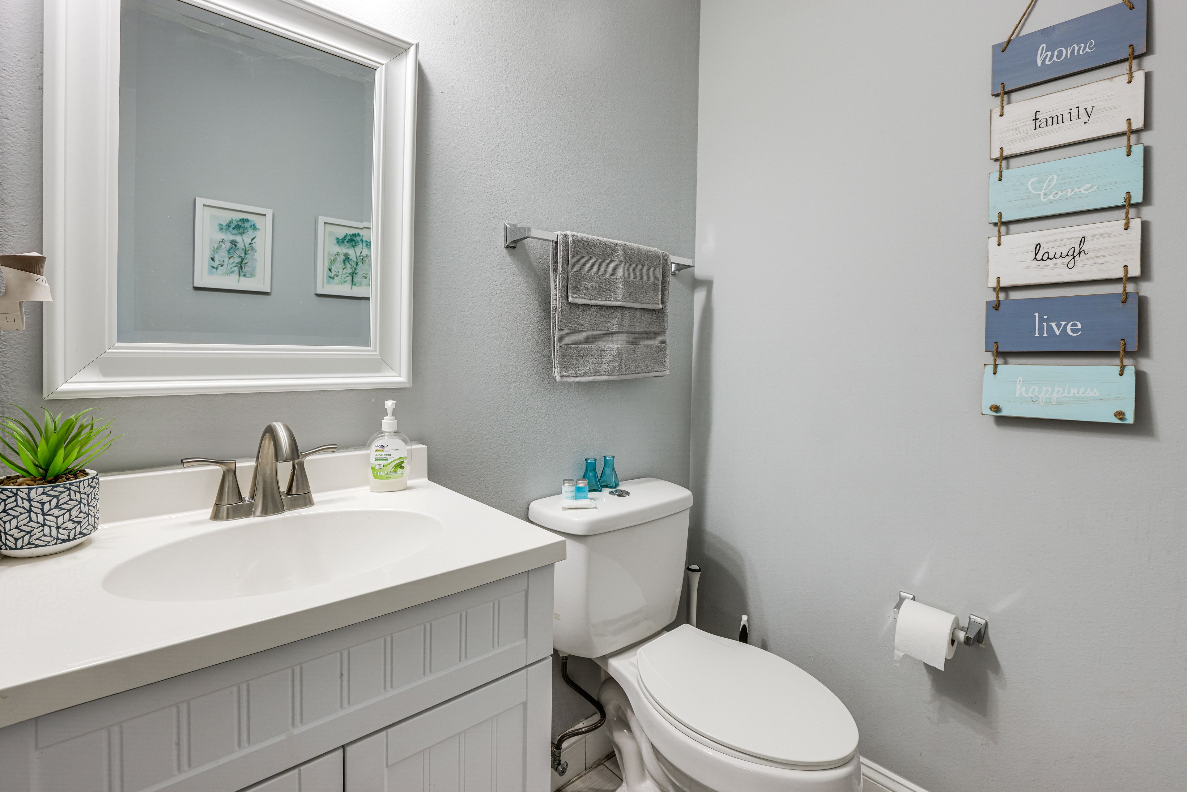 Half Bathroom | 1st Floor