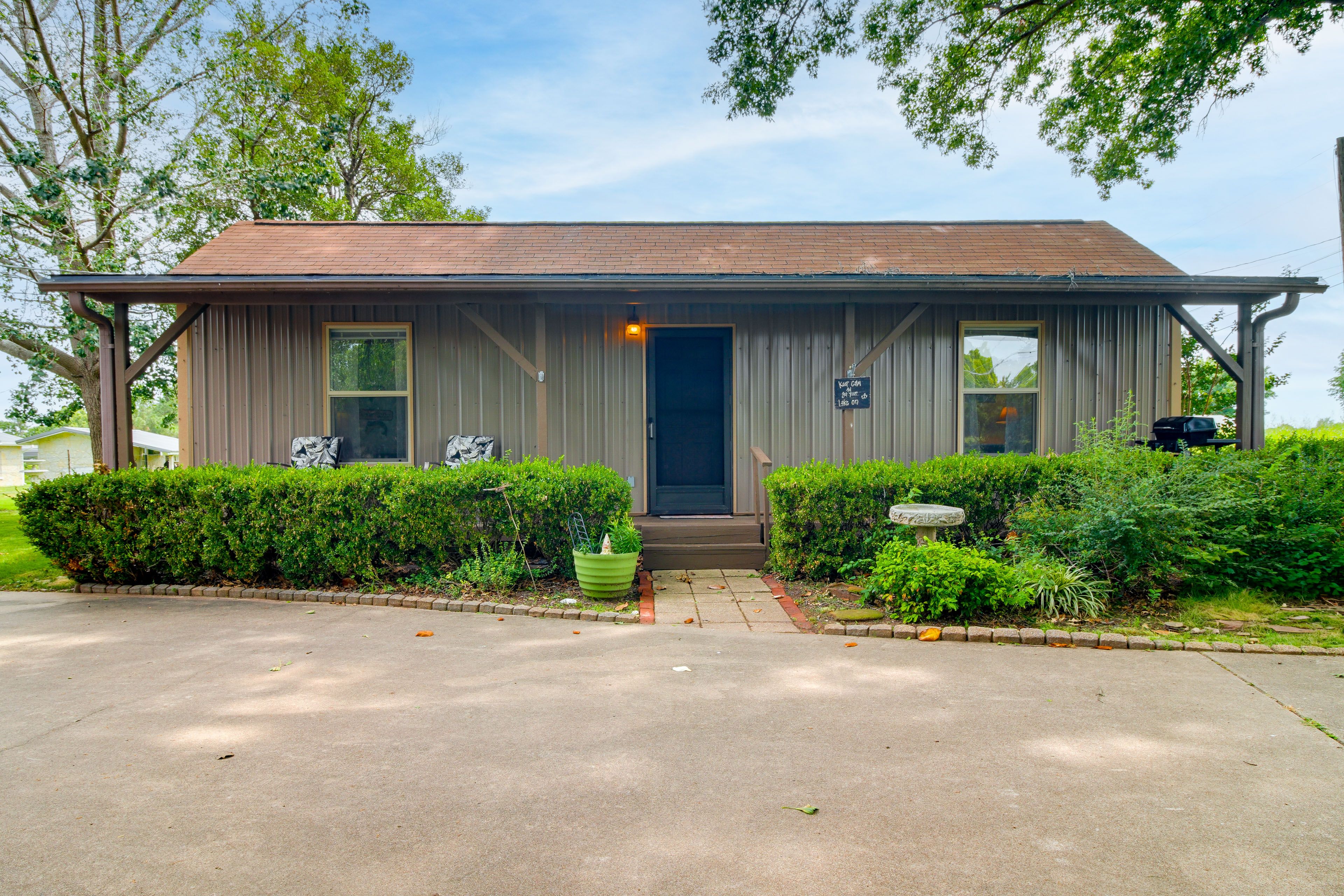 Exterior | Driveway Parking